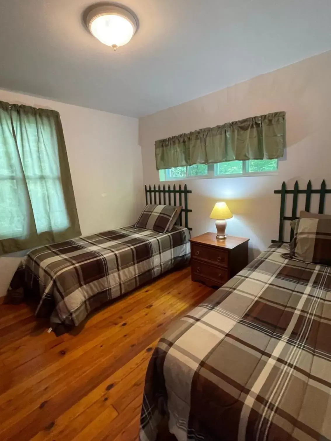 Bedroom, Bed in Hill View Motel and Cottages