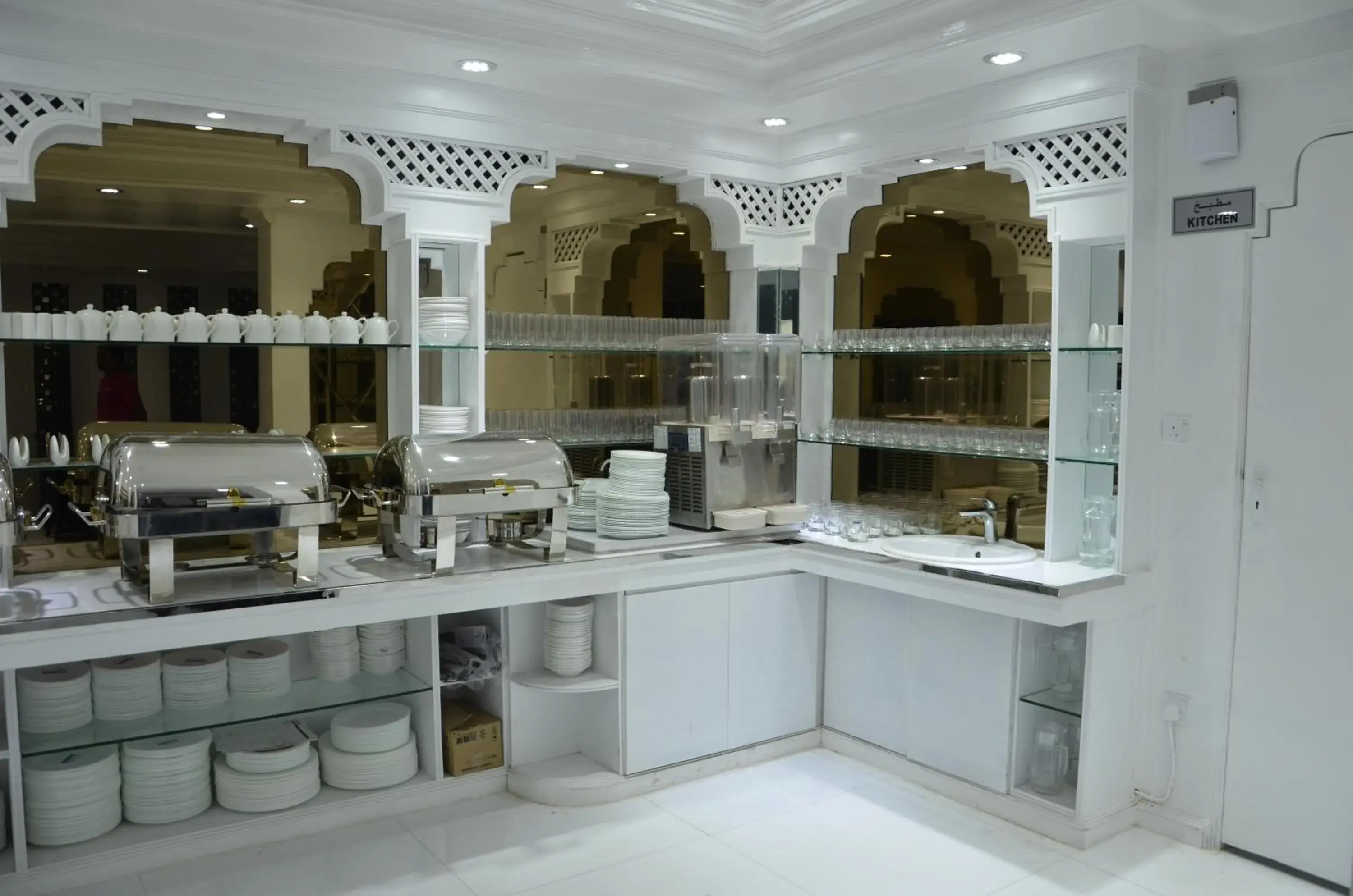Restaurant/places to eat, Kitchen/Kitchenette in White Fort Hotel