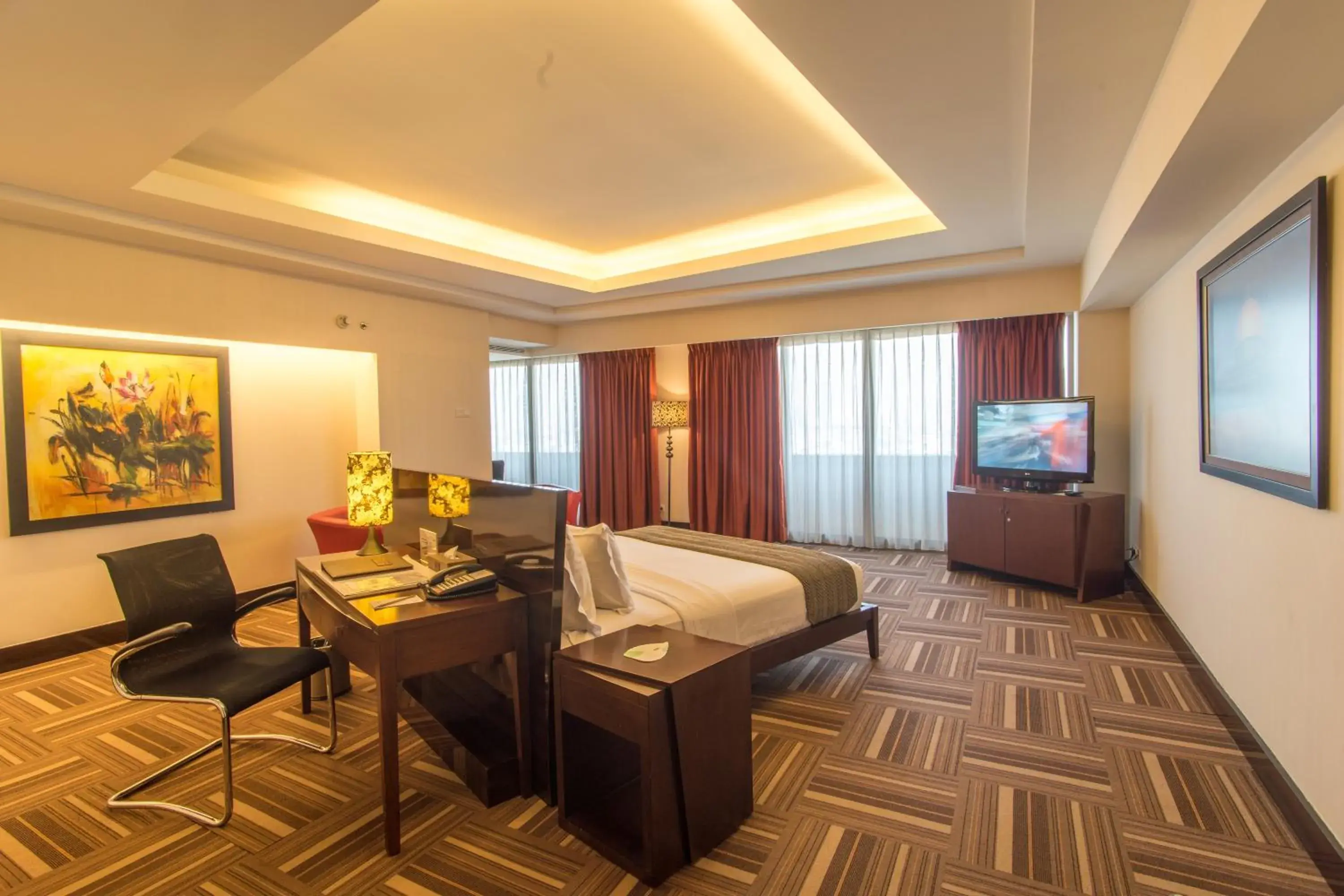 Bed, Seating Area in Merlynn Park Hotel