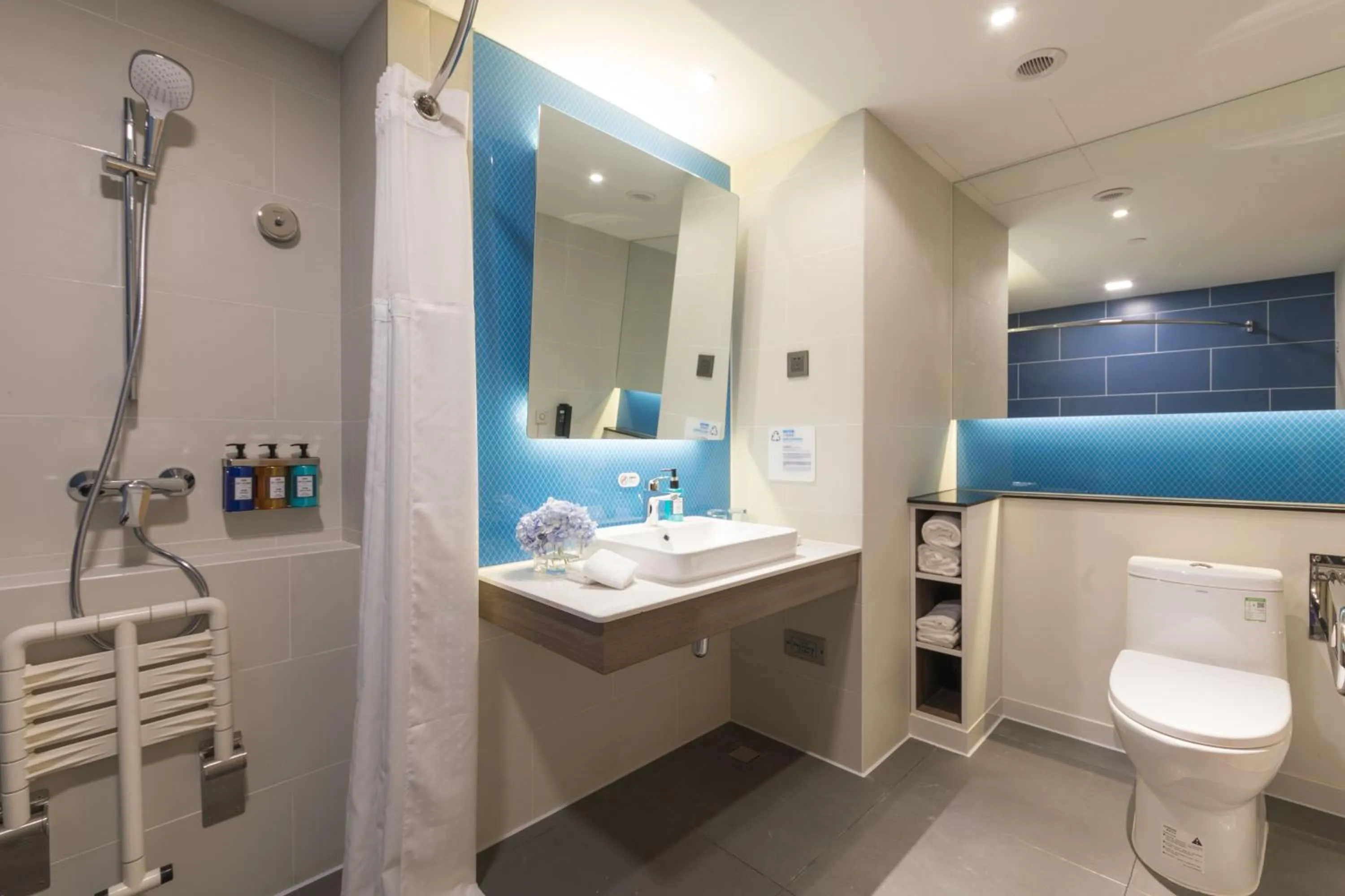 Photo of the whole room in Holiday Inn Express Shanghai Jiading Center by IHG