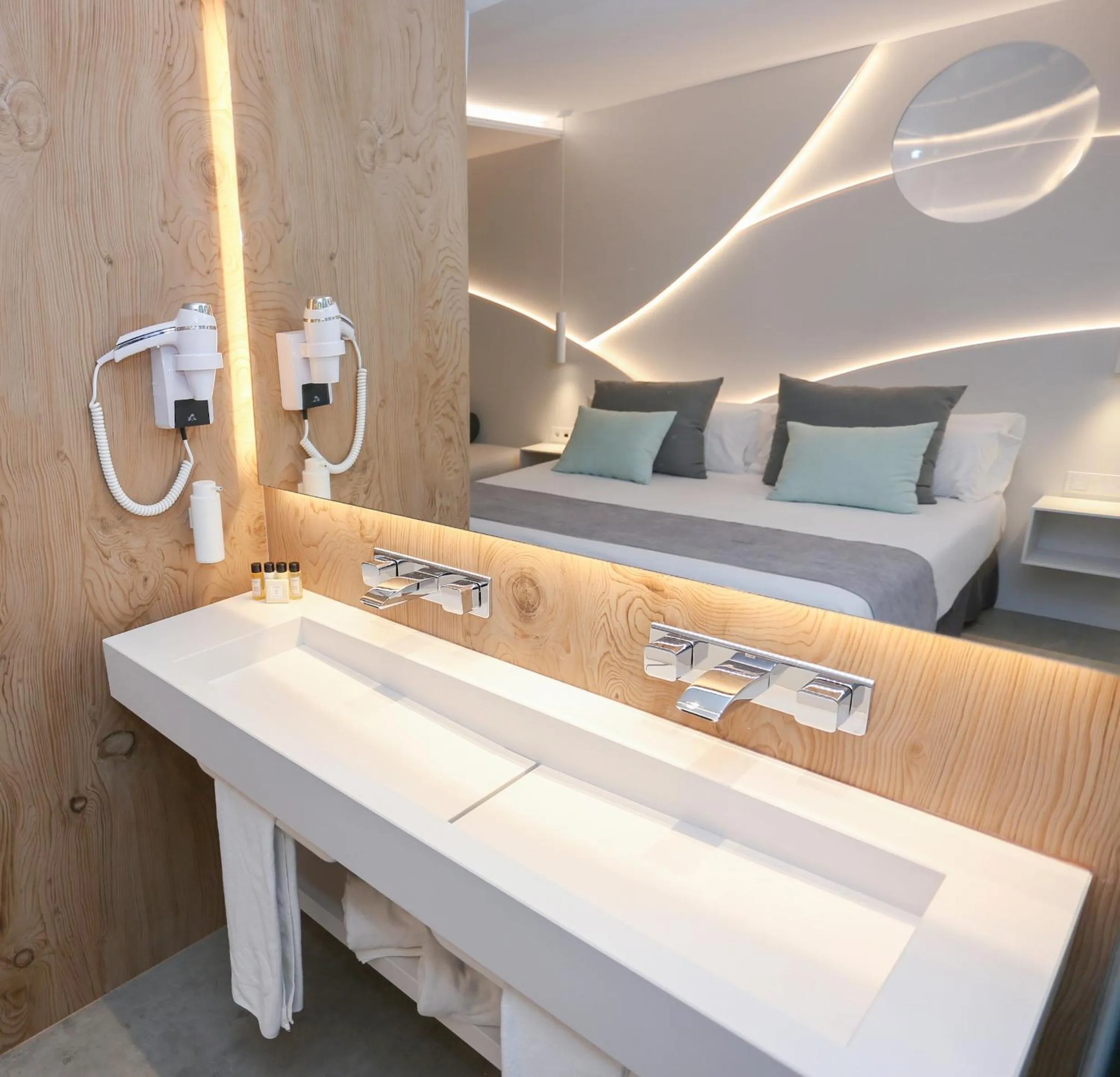 Bathroom, Bed in KAKTUS Hotel Kaktus Playa