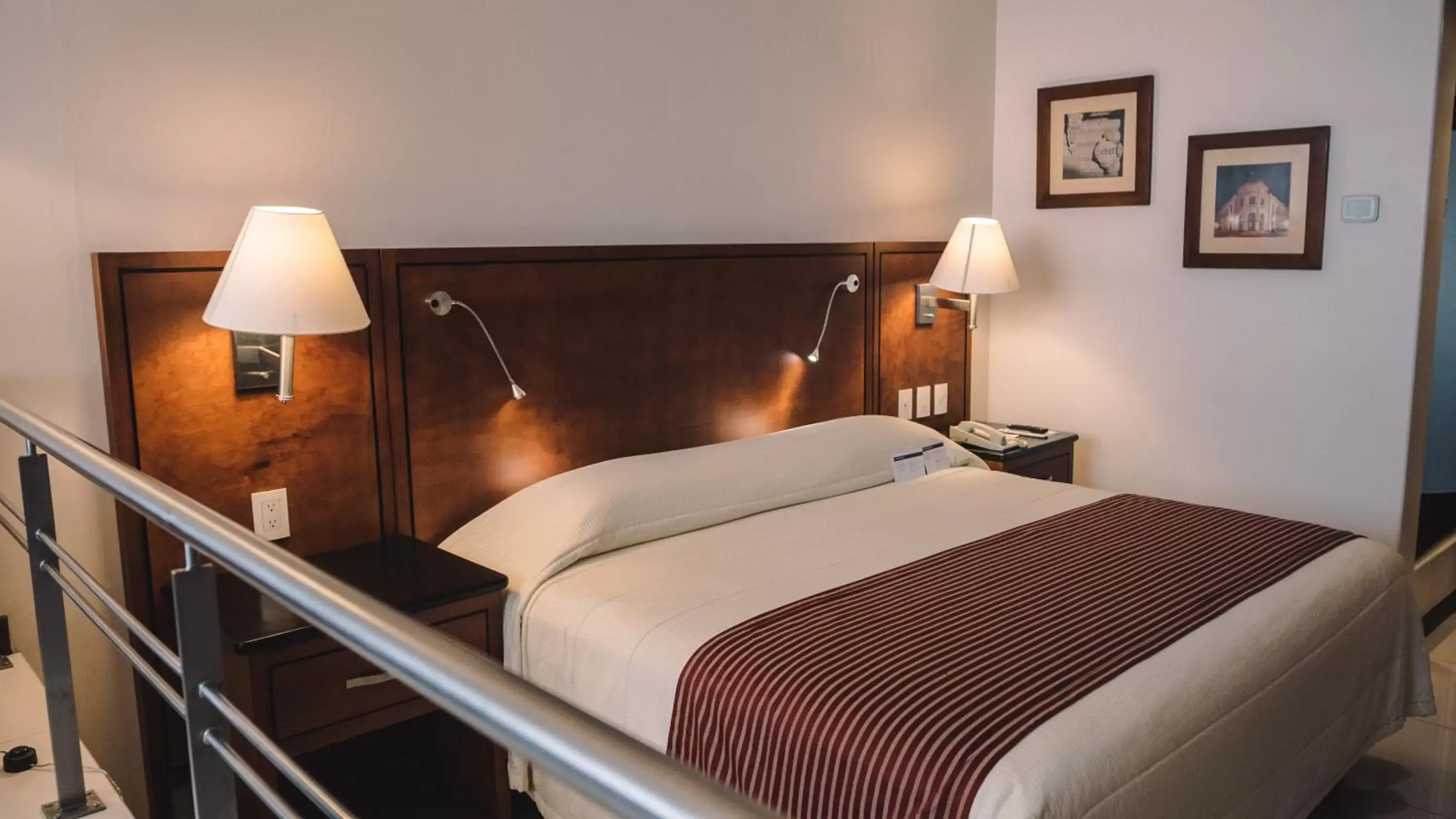 Guests, Bed in Hotel Fortin Plaza