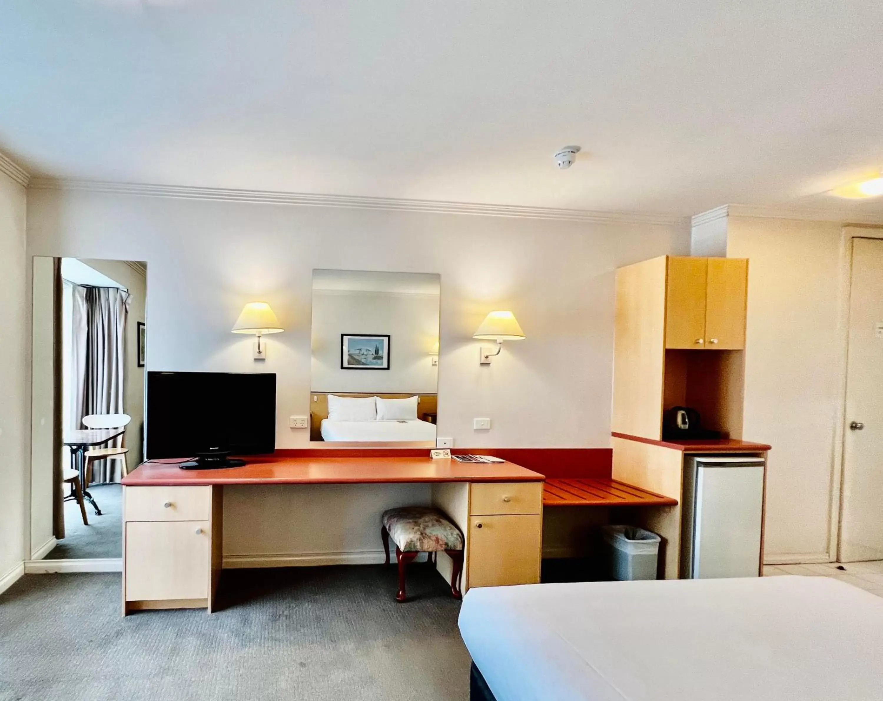 Bedroom, TV/Entertainment Center in The Waverley International Hotel