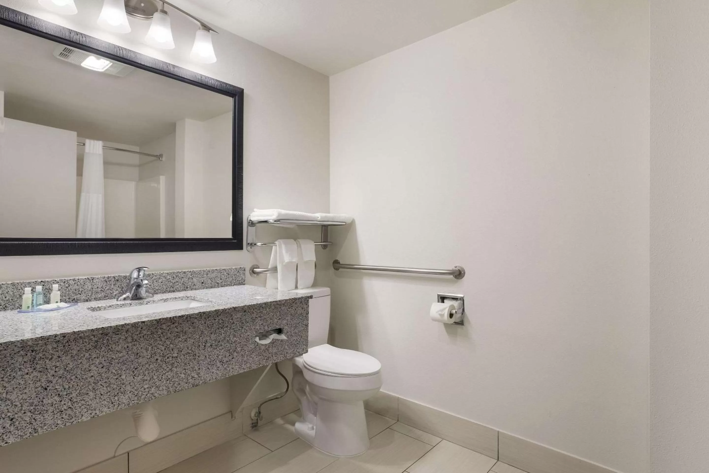 Bedroom in Quality Suites Tulsa I-44