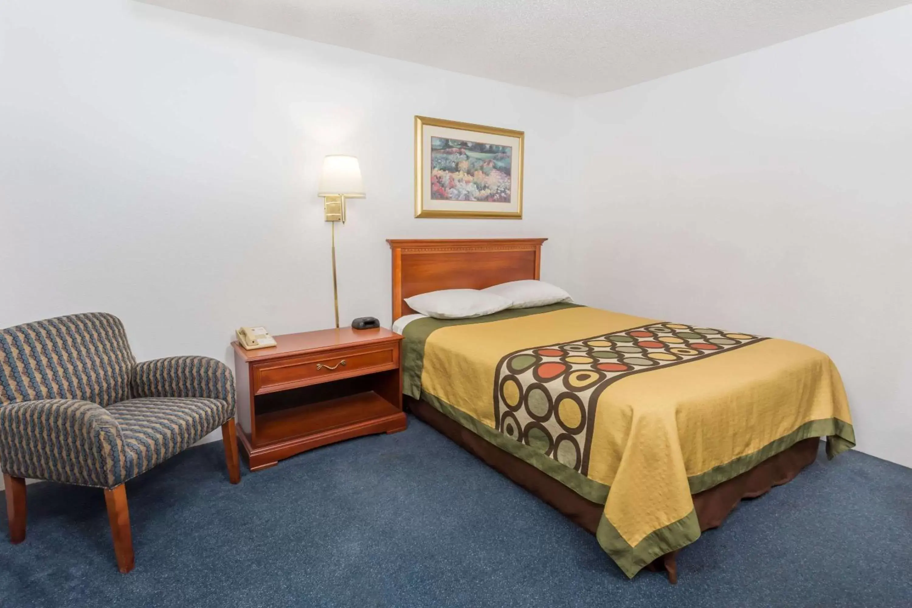 Photo of the whole room, Bed in Super 8 by Wyndham Pontiac