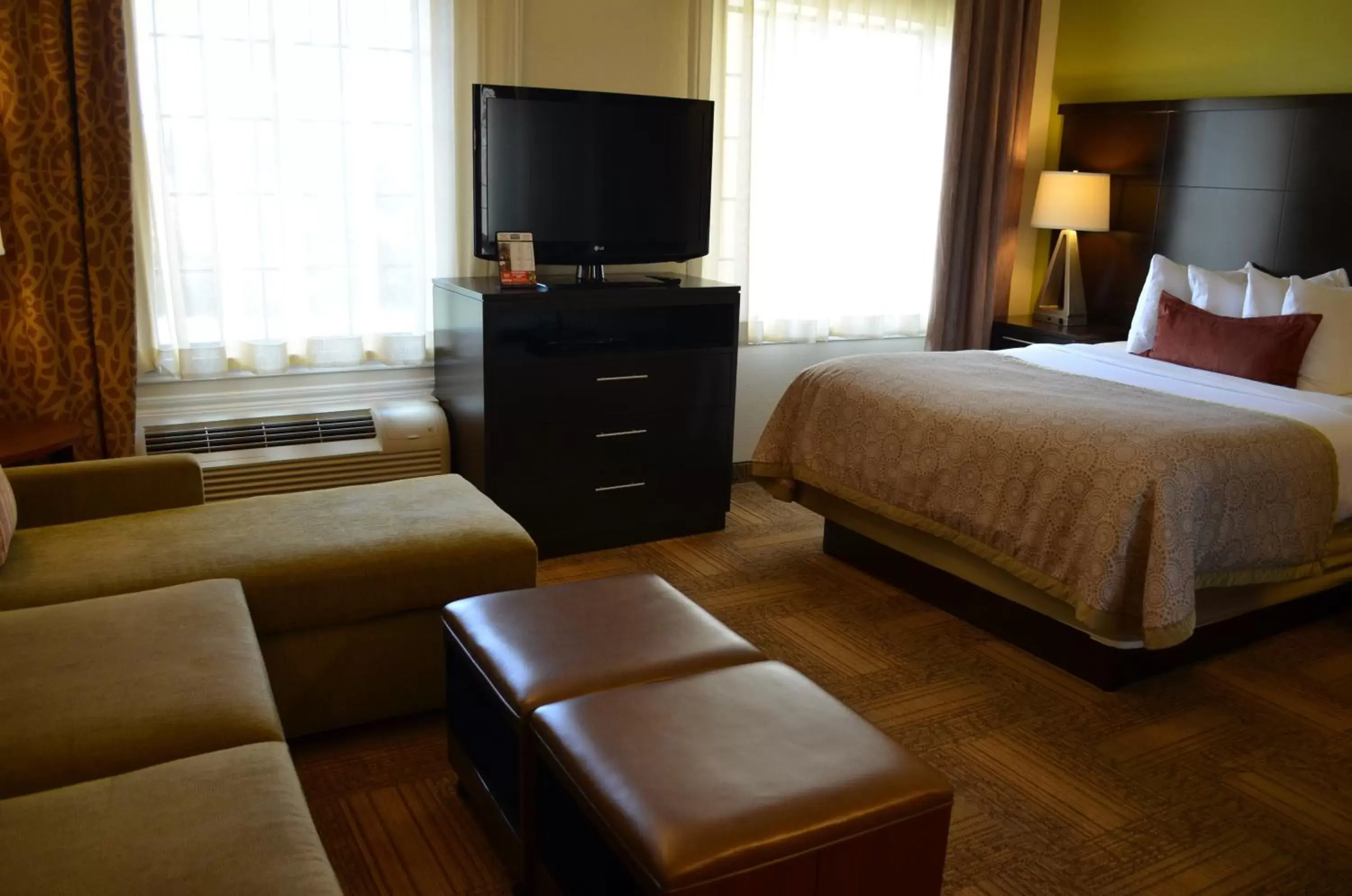Photo of the whole room, TV/Entertainment Center in Staybridge Suites Longview, an IHG Hotel