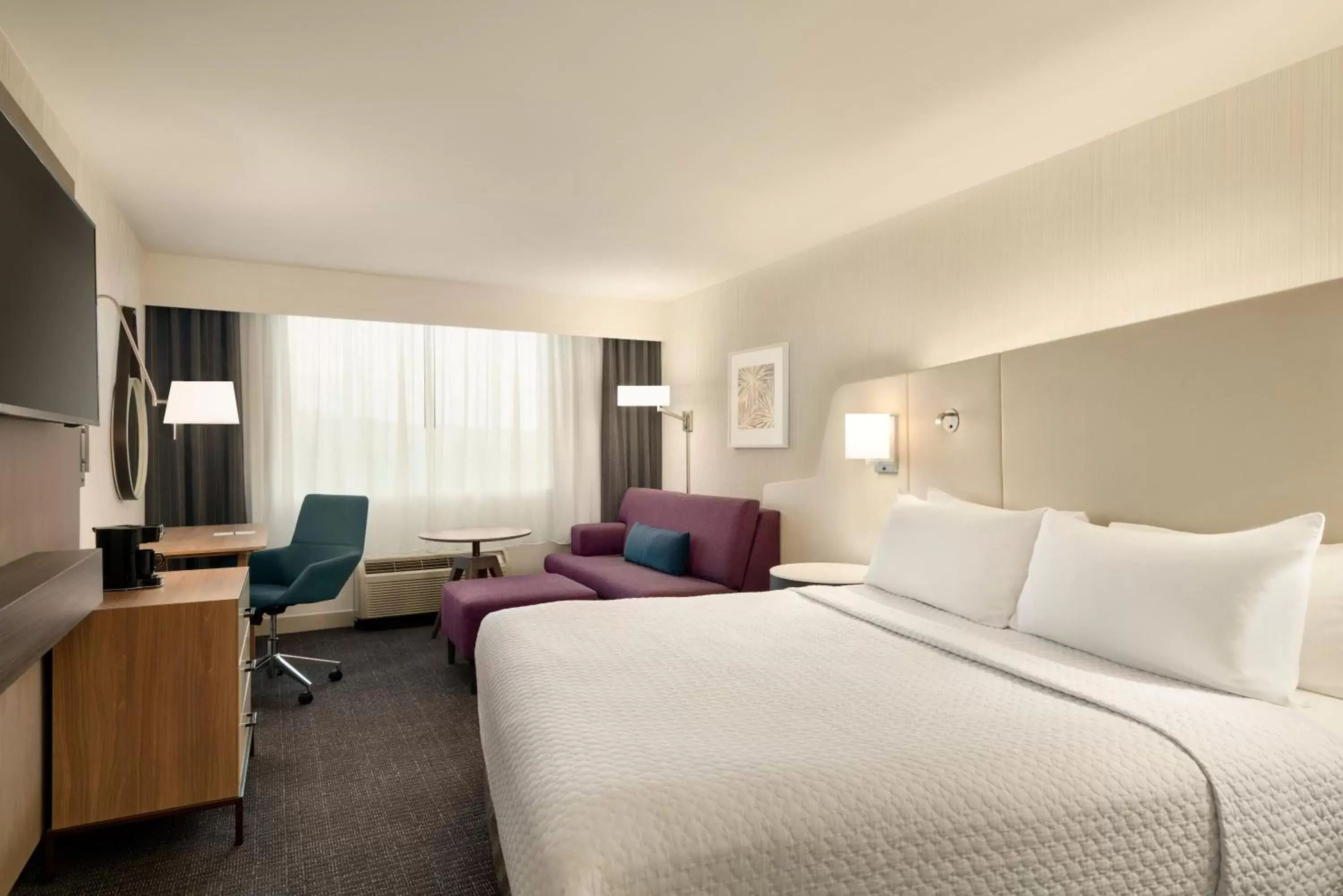 Photo of the whole room, Bed in Crowne Plaza Hotel Philadelphia - King of Prussia, an IHG Hotel