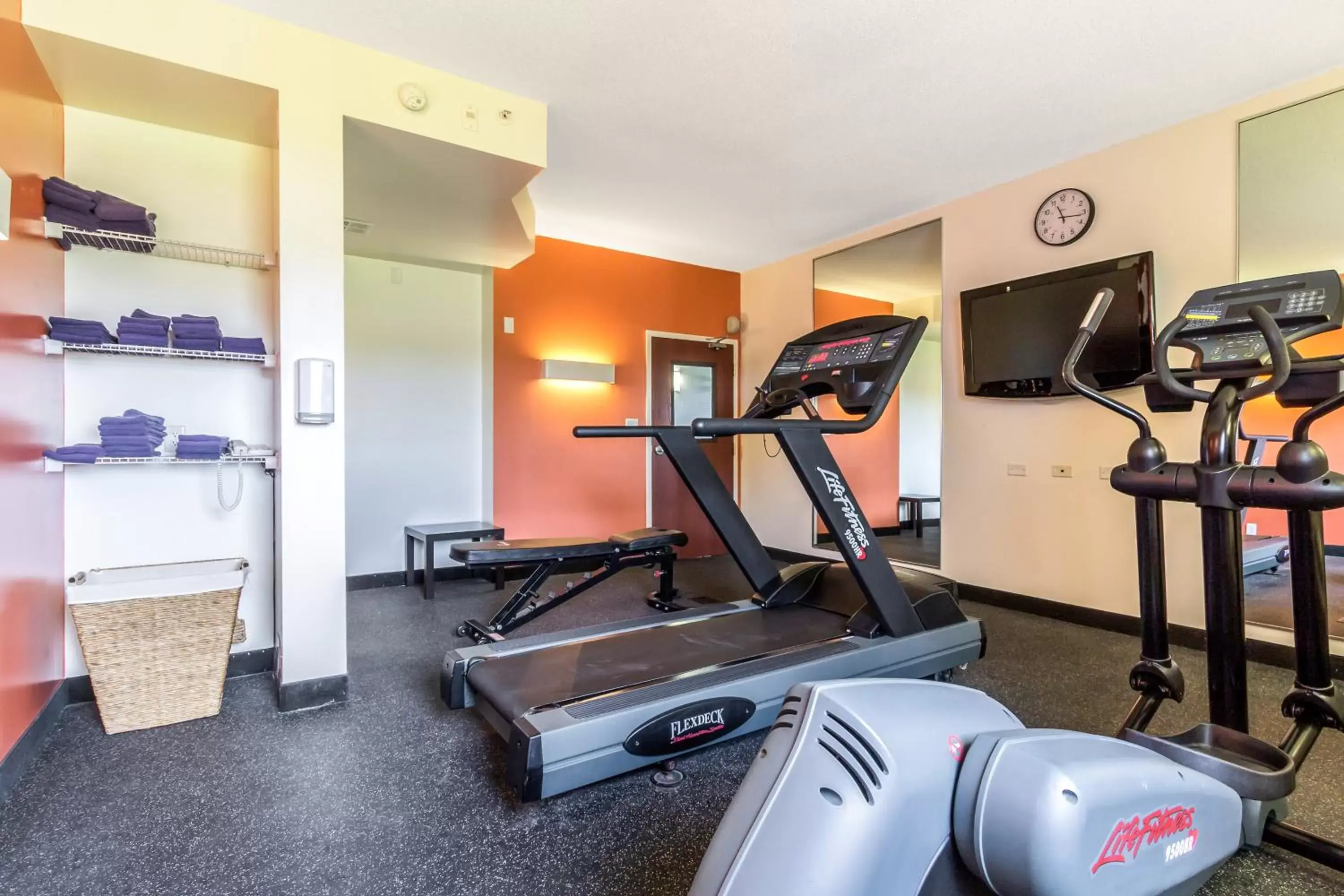 Fitness centre/facilities, Fitness Center/Facilities in Motel 6-Kingston, ON