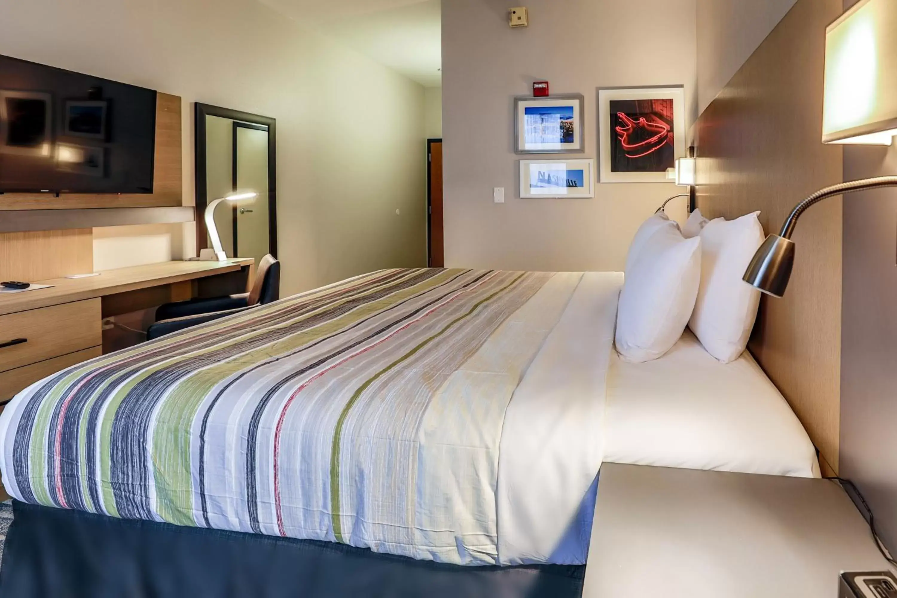 Bed in Country Inn & Suites by Radisson, Nashville Airport, TN