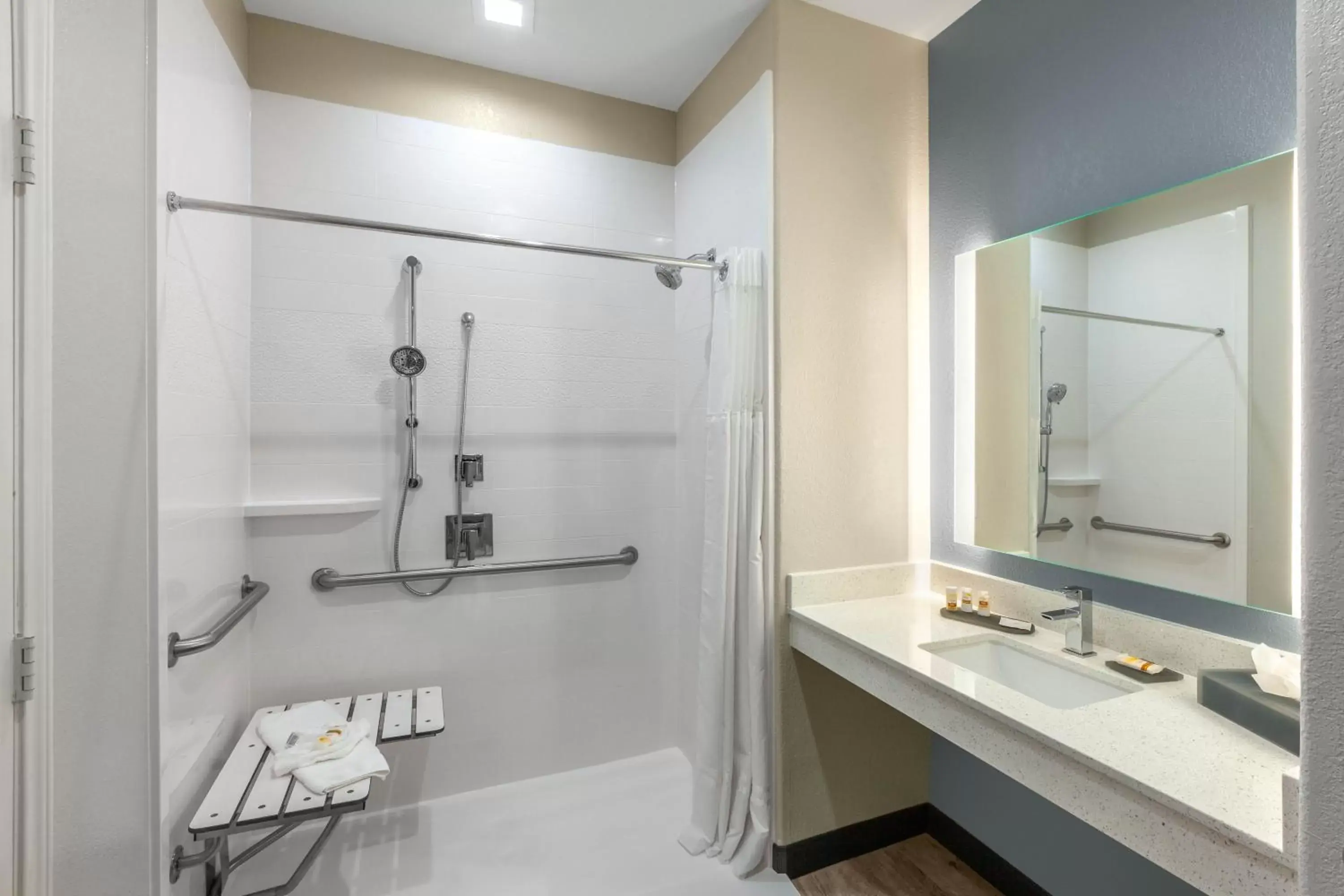 Bathroom in La Quinta by Wyndham Houston Channelview