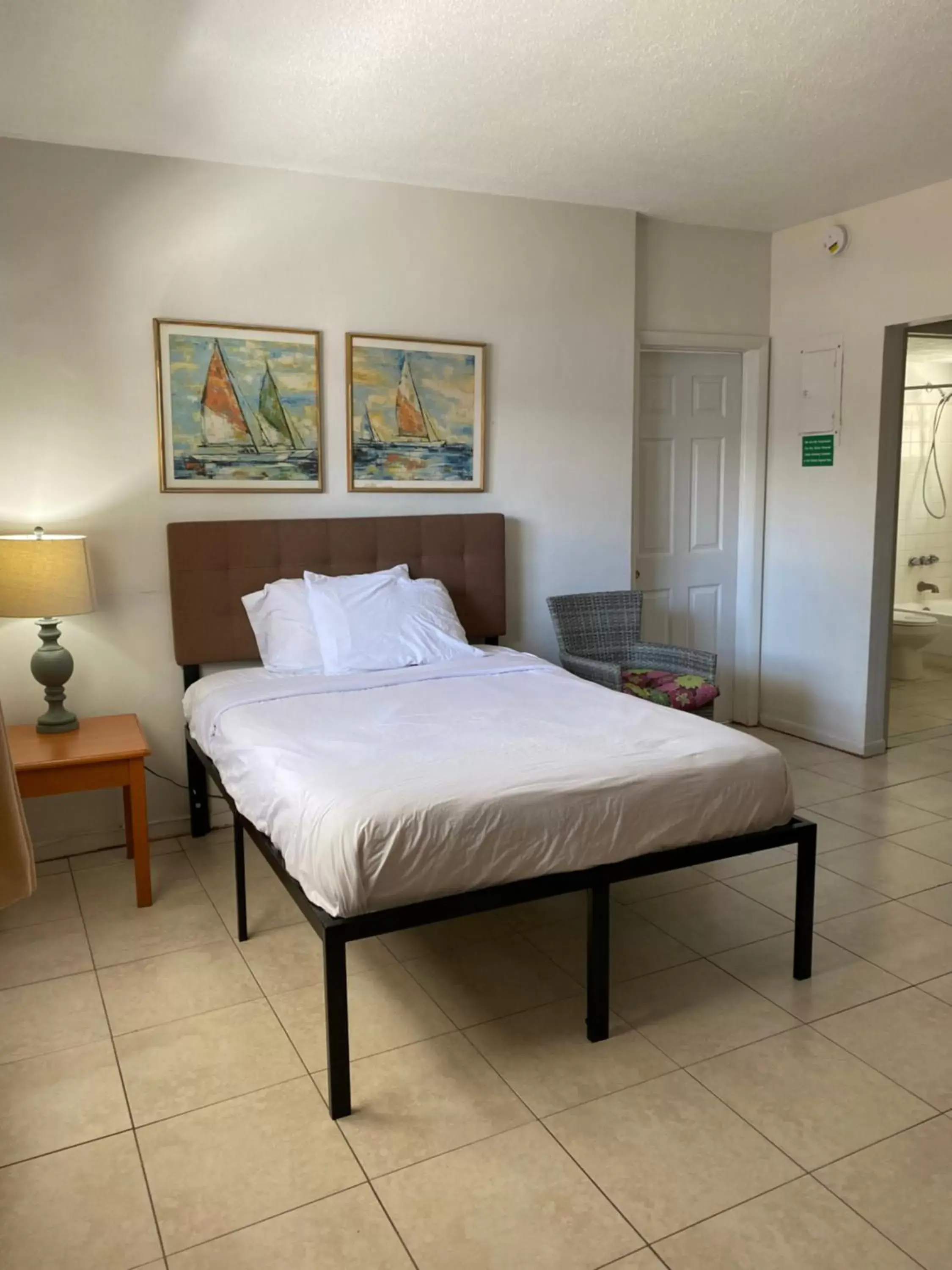 Bedroom, Bed in Dee Jay Beach Resort