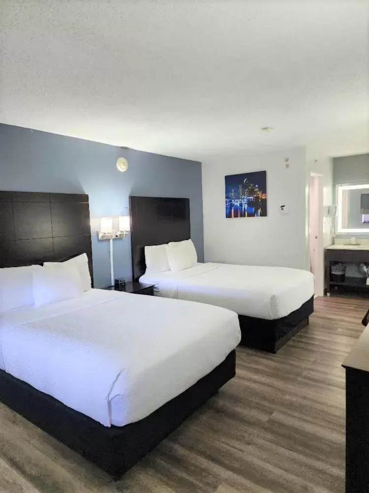 Photo of the whole room, Bed in La Quinta Inn by Wyndham Tampa Near Busch Gardens