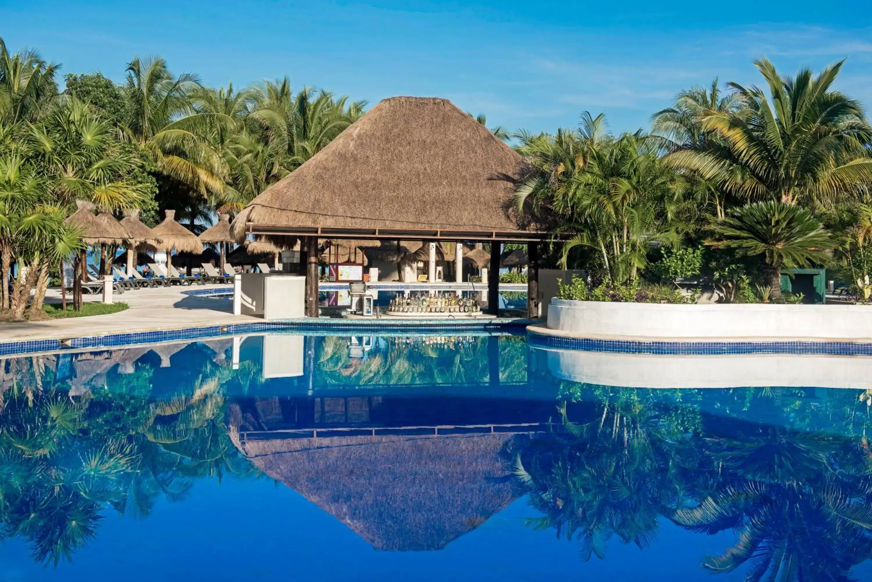 Lounge or bar, Swimming Pool in Iberostar Cozumel - All Inclusive
