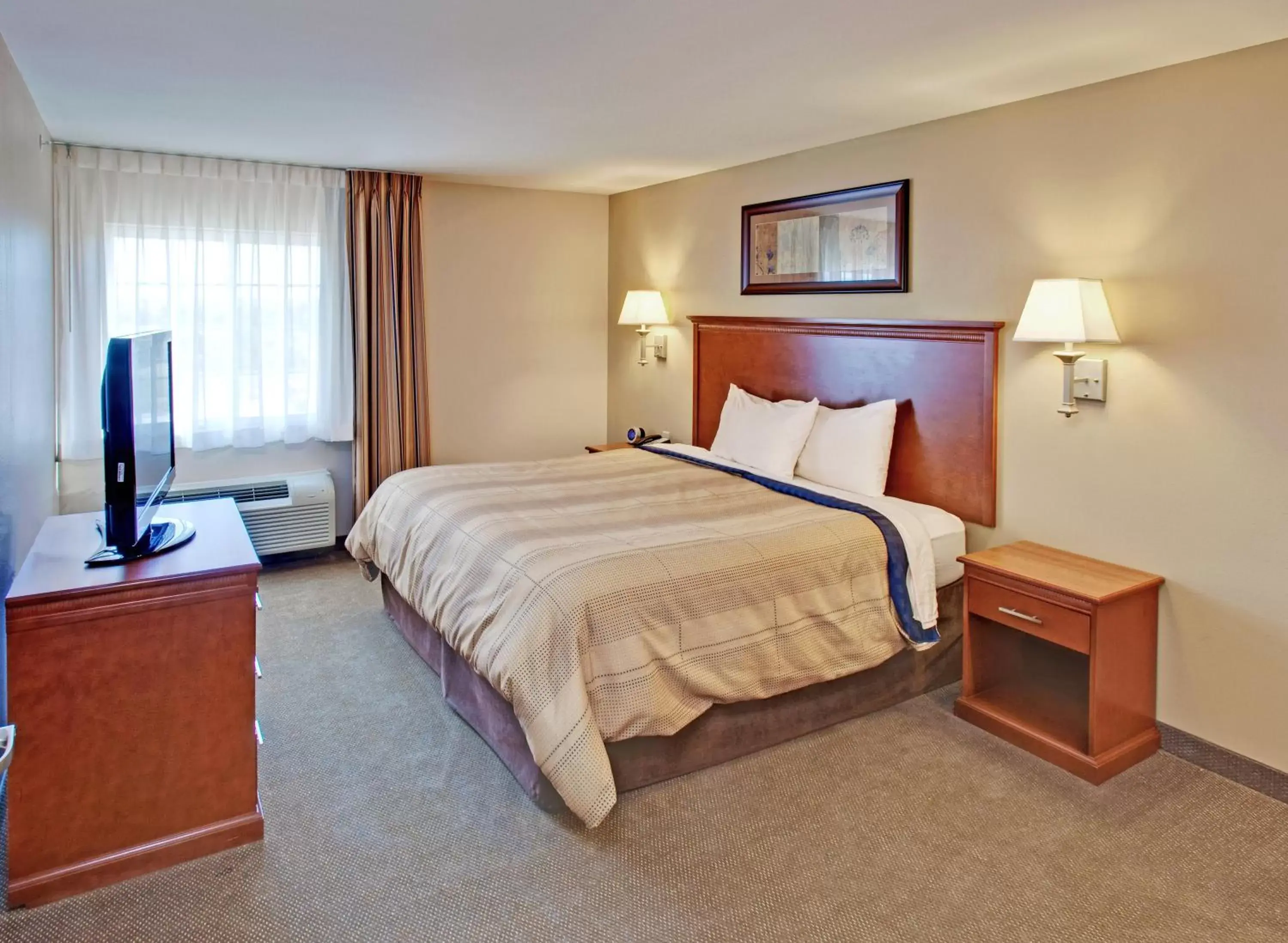 Photo of the whole room, Bed in Candlewood Suites Williston, an IHG Hotel