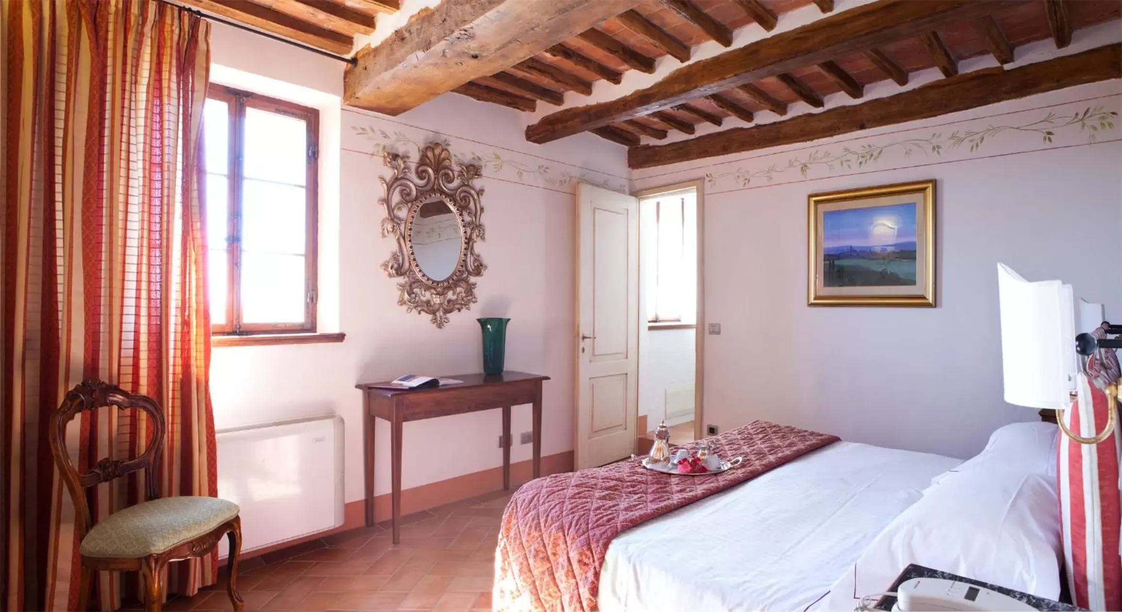 Photo of the whole room, Bed in Villa Curina Resort