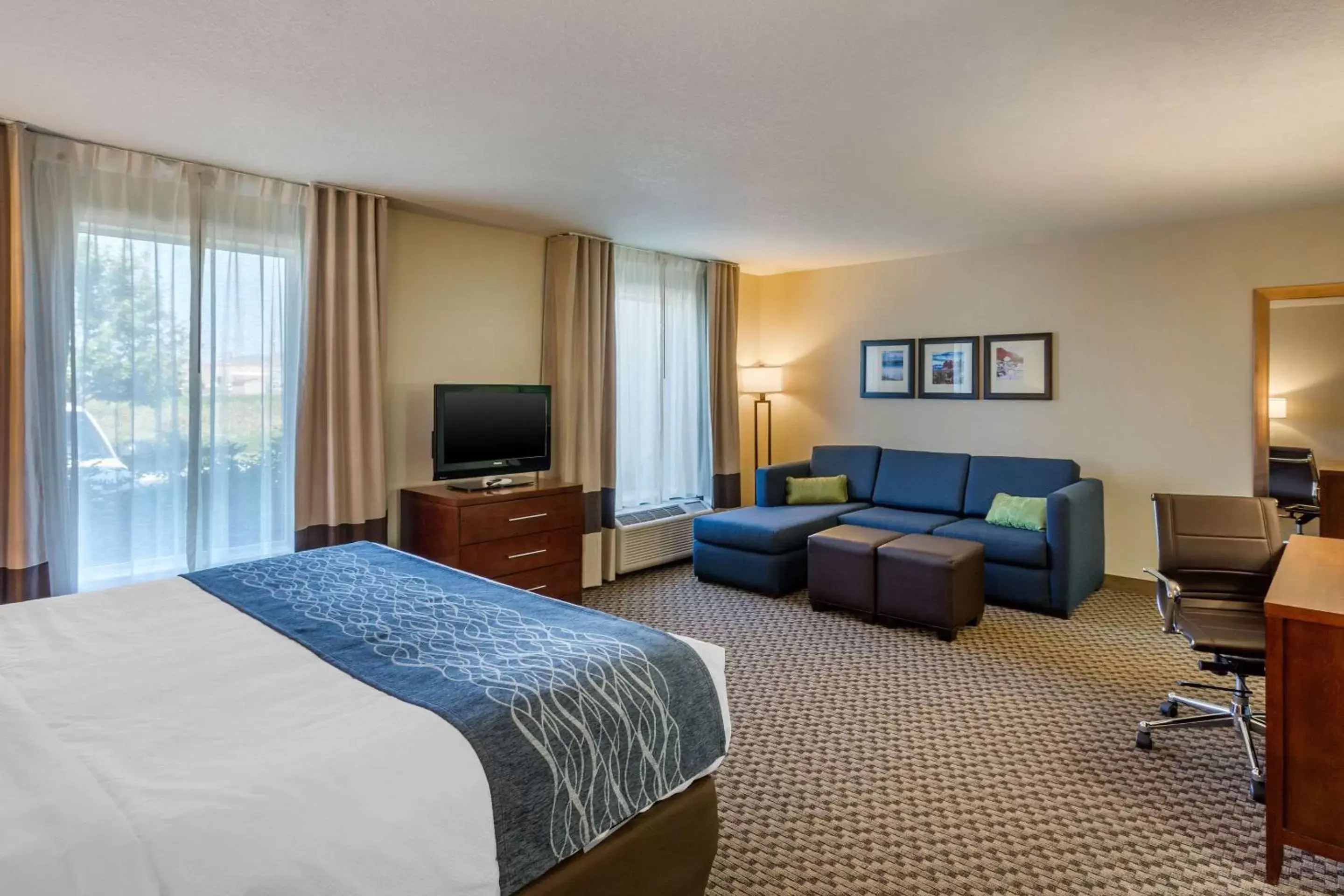 Bedroom in Comfort Inn & Suites Logan Near University