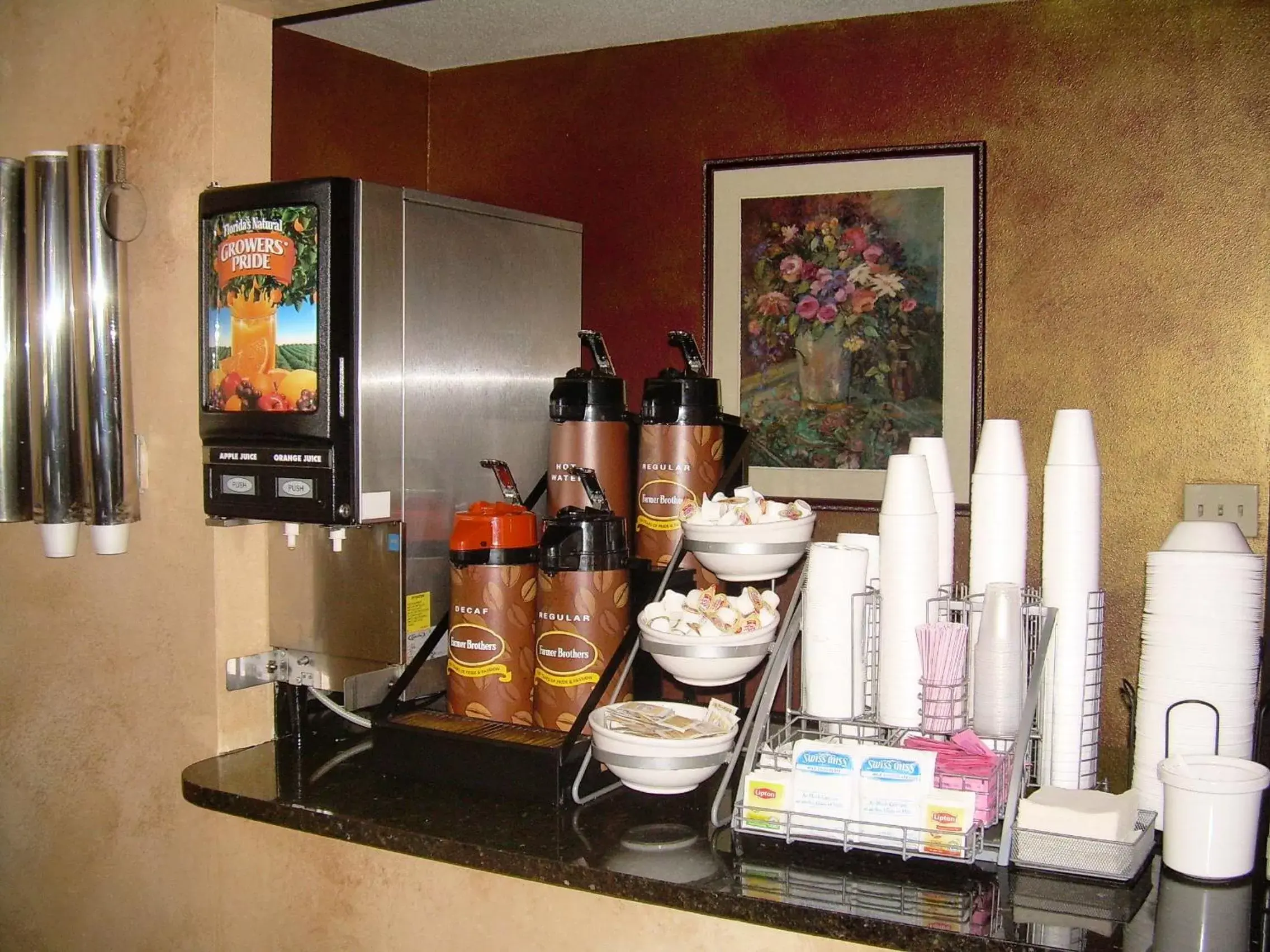 Coffee/tea facilities in Super 8 by Wyndham Milwaukee Airport
