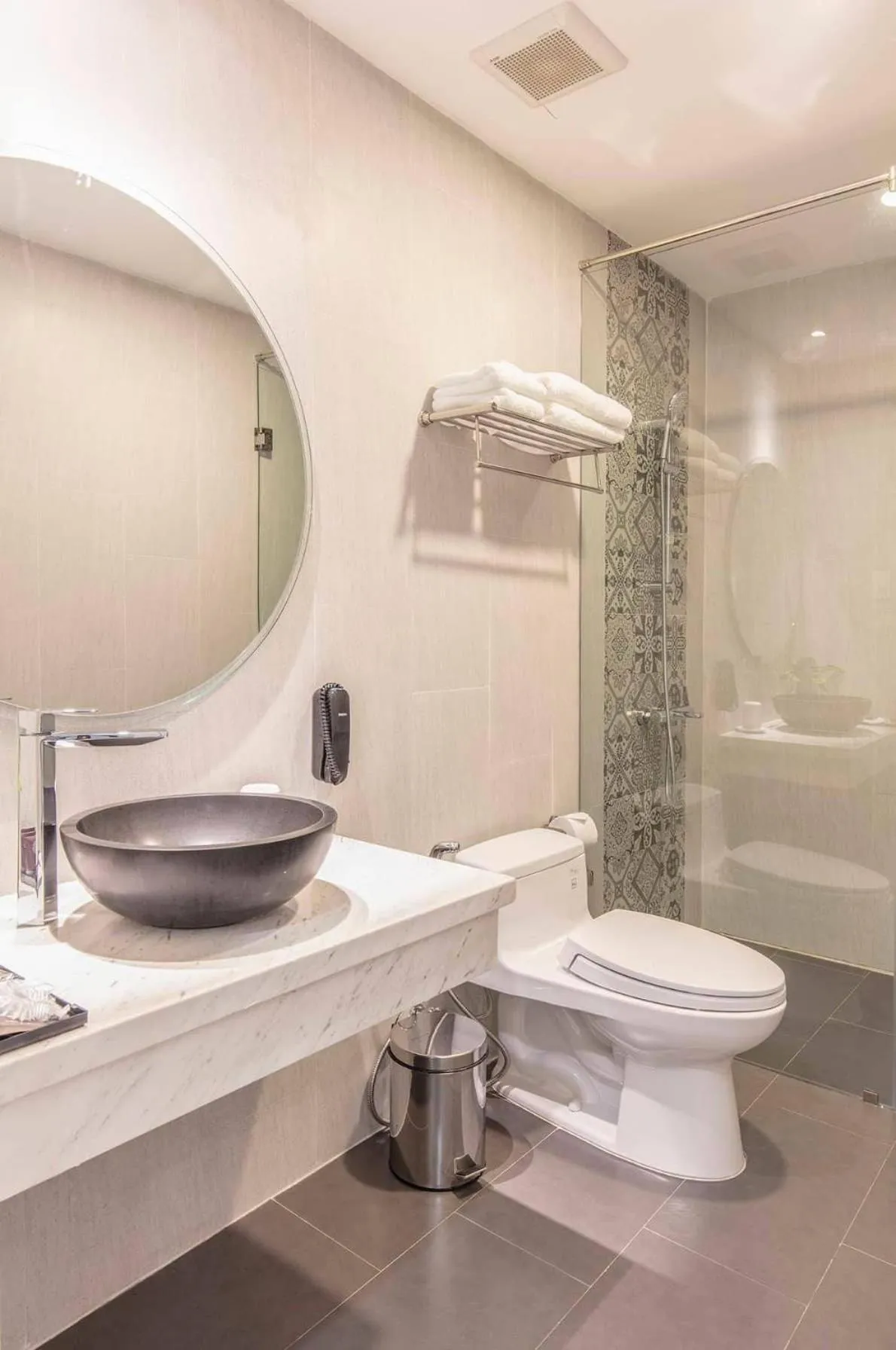 Toilet in Len's Hotel