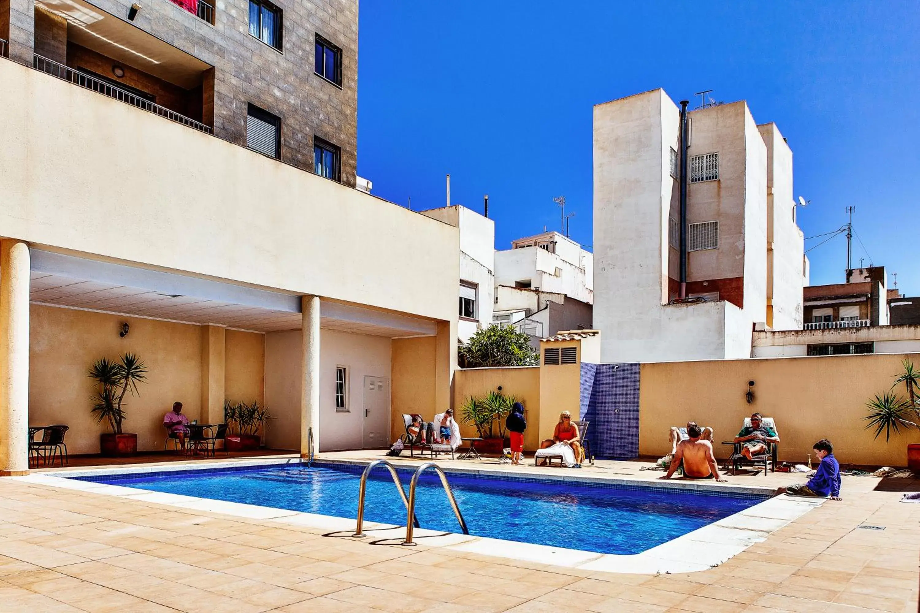 Garden, Swimming Pool in Hotel Madrid