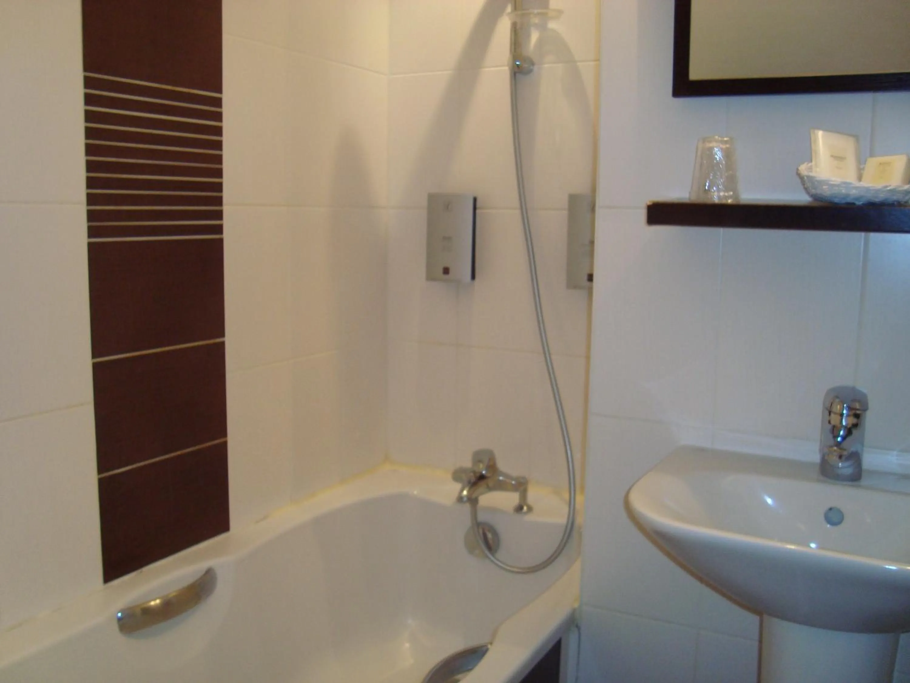 Bathroom in Hôtel de La Croix d'Or