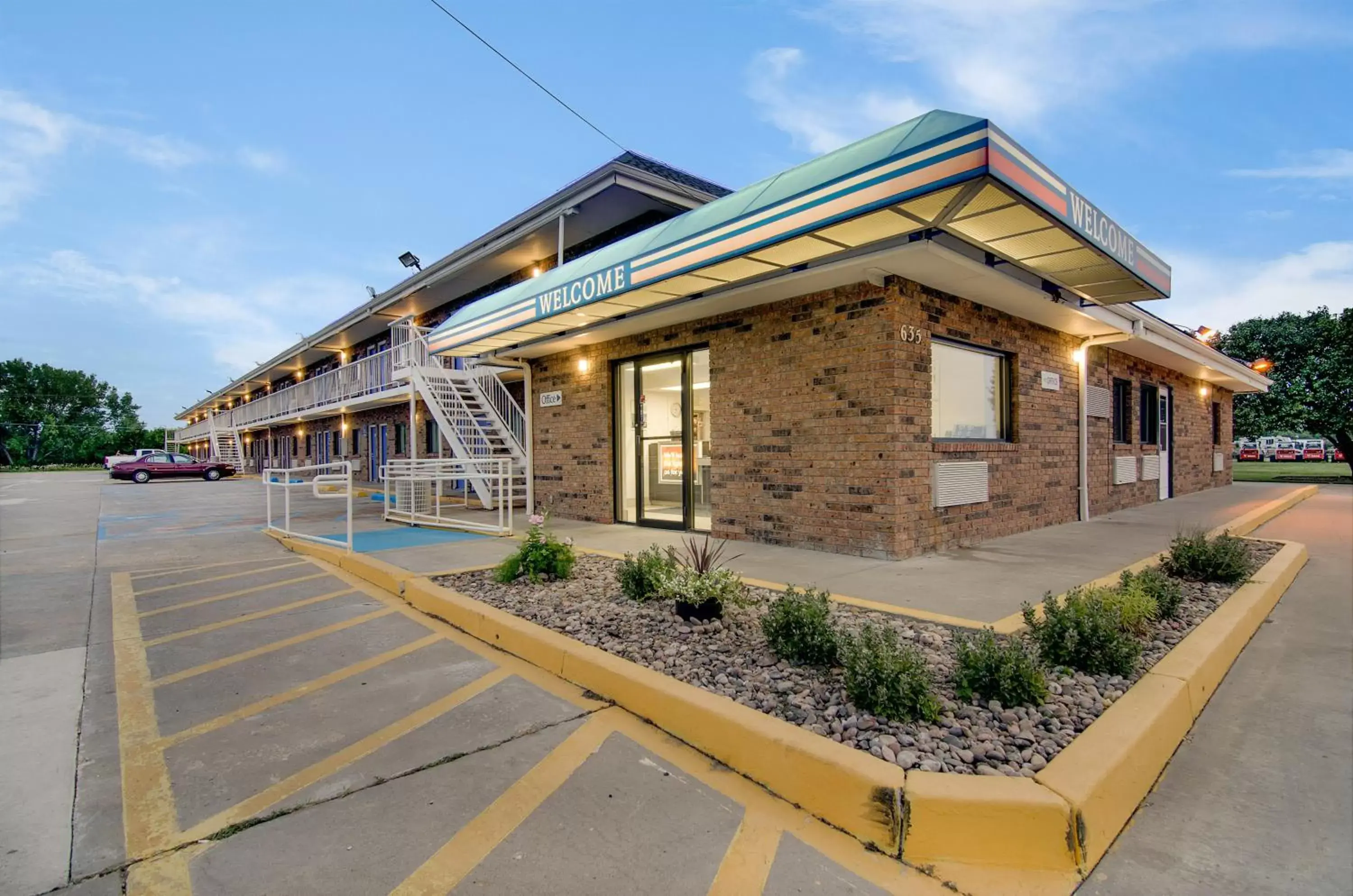 Facade/entrance, Patio/Outdoor Area in Motel 6-Salina, KS