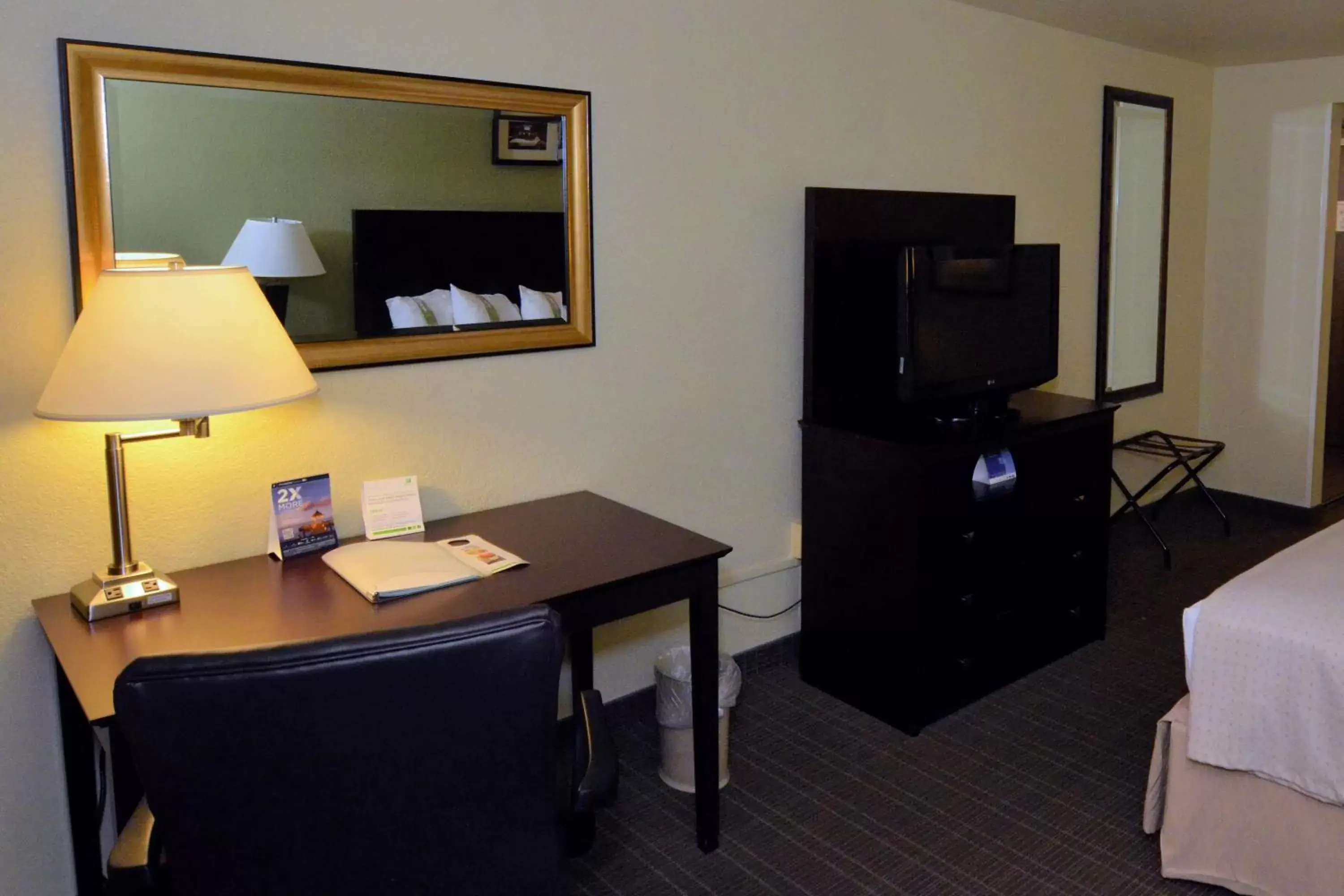 Bedroom, TV/Entertainment Center in Holiday Inn - Fort Myers - Downtown Area, an IHG Hotel