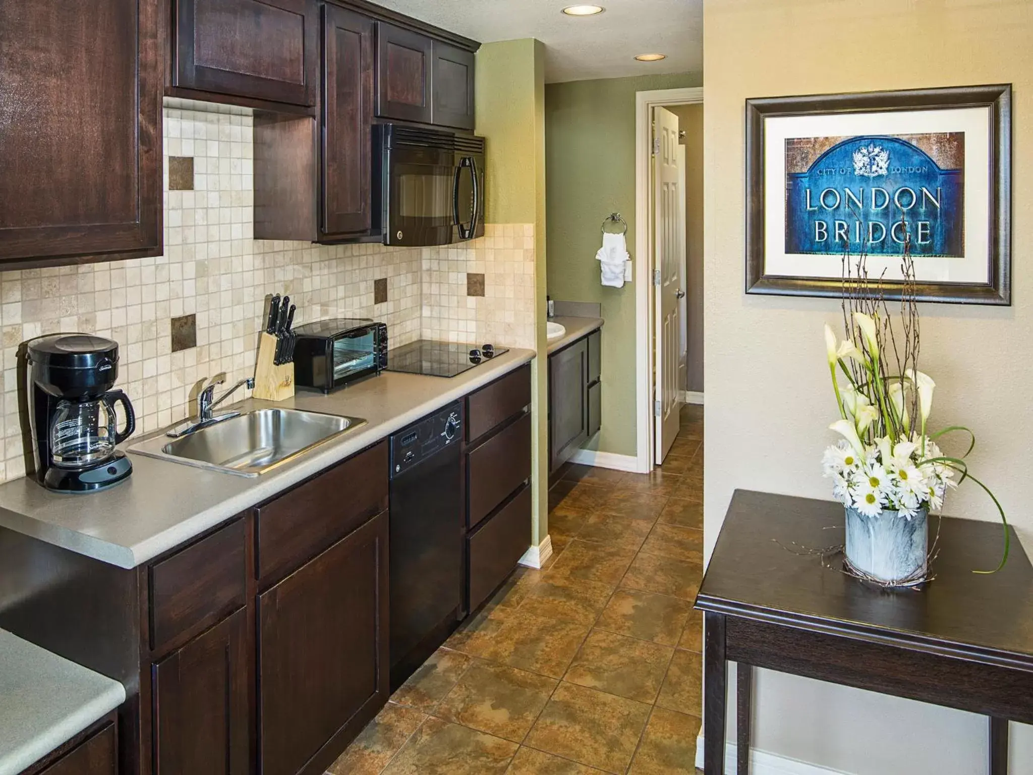 Bathroom, Kitchen/Kitchenette in London Bridge Resort