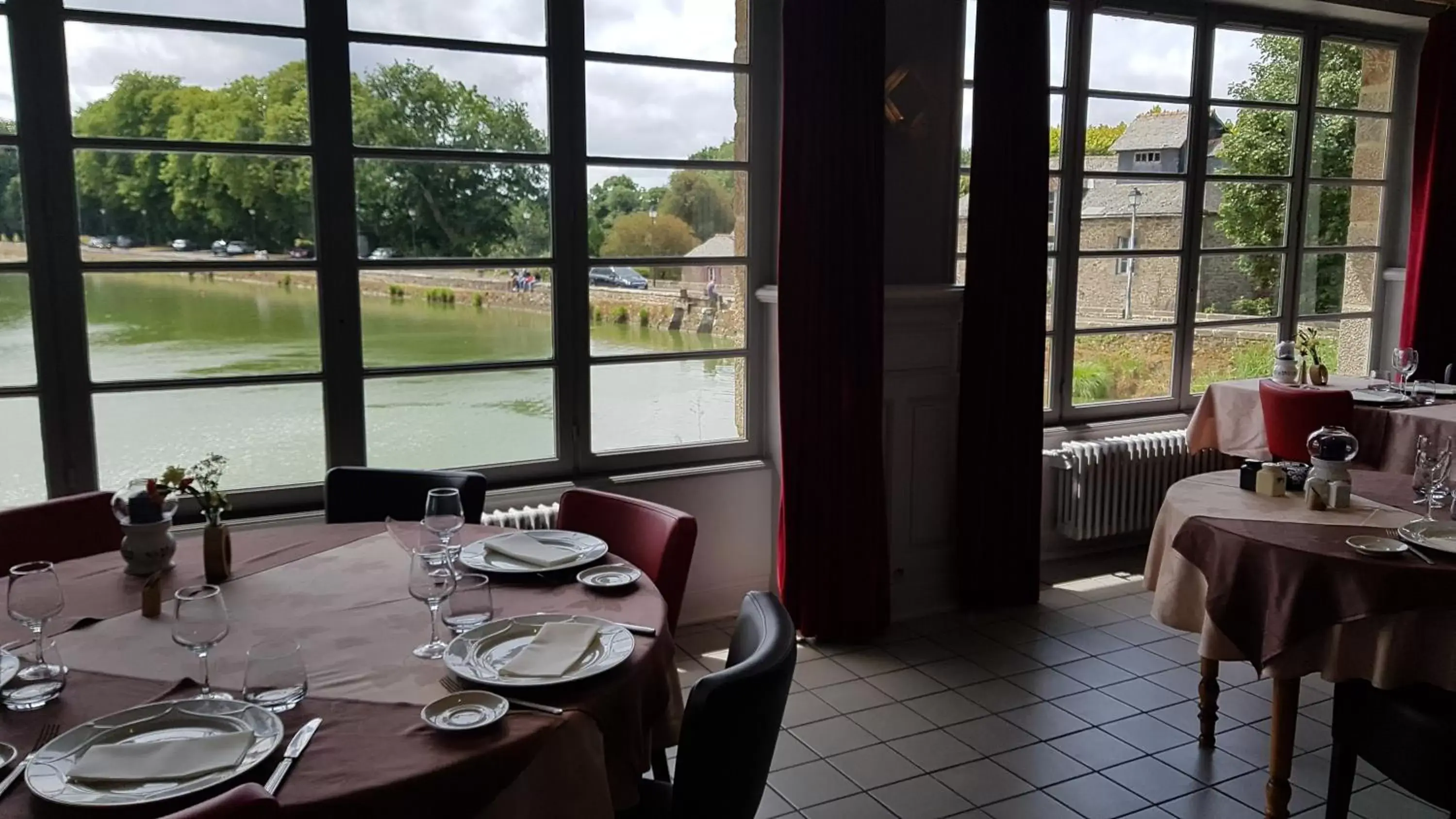 Banquet/Function facilities, Restaurant/Places to Eat in Hôtel Restaurant du Lac