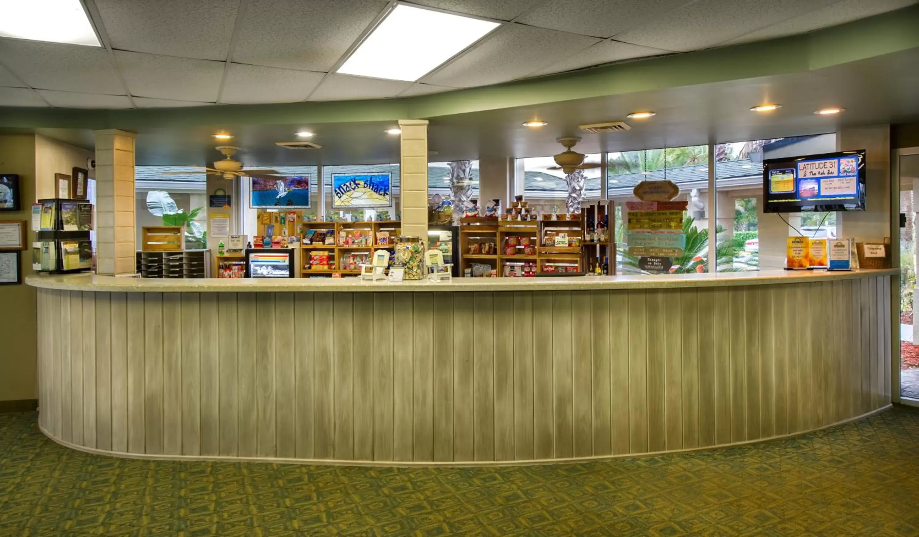 Lobby or reception, Lounge/Bar in Days Inn & Suites by Wyndham Jekyll Island