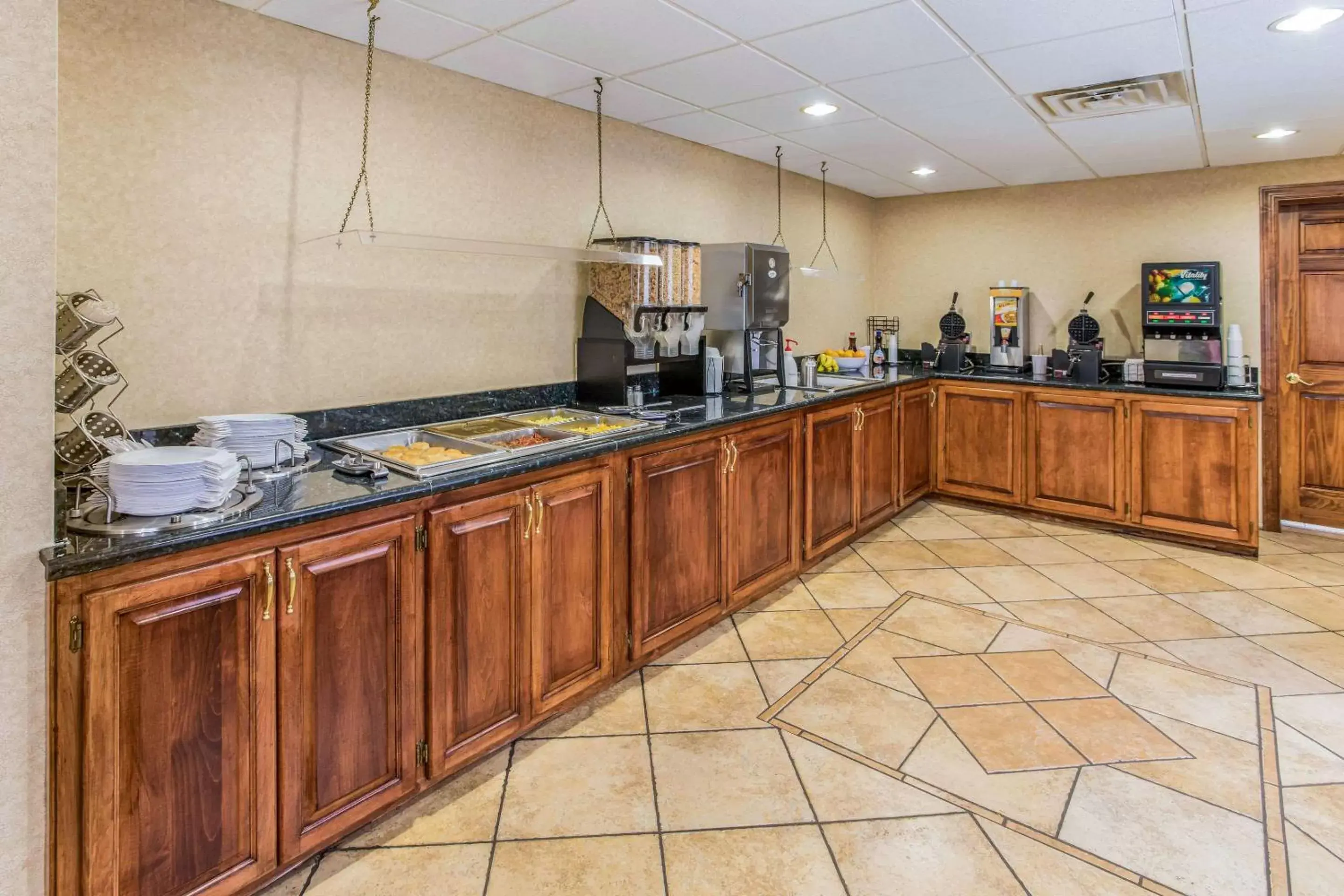 Restaurant/places to eat, Kitchen/Kitchenette in Quality Inn & Suites Downtown