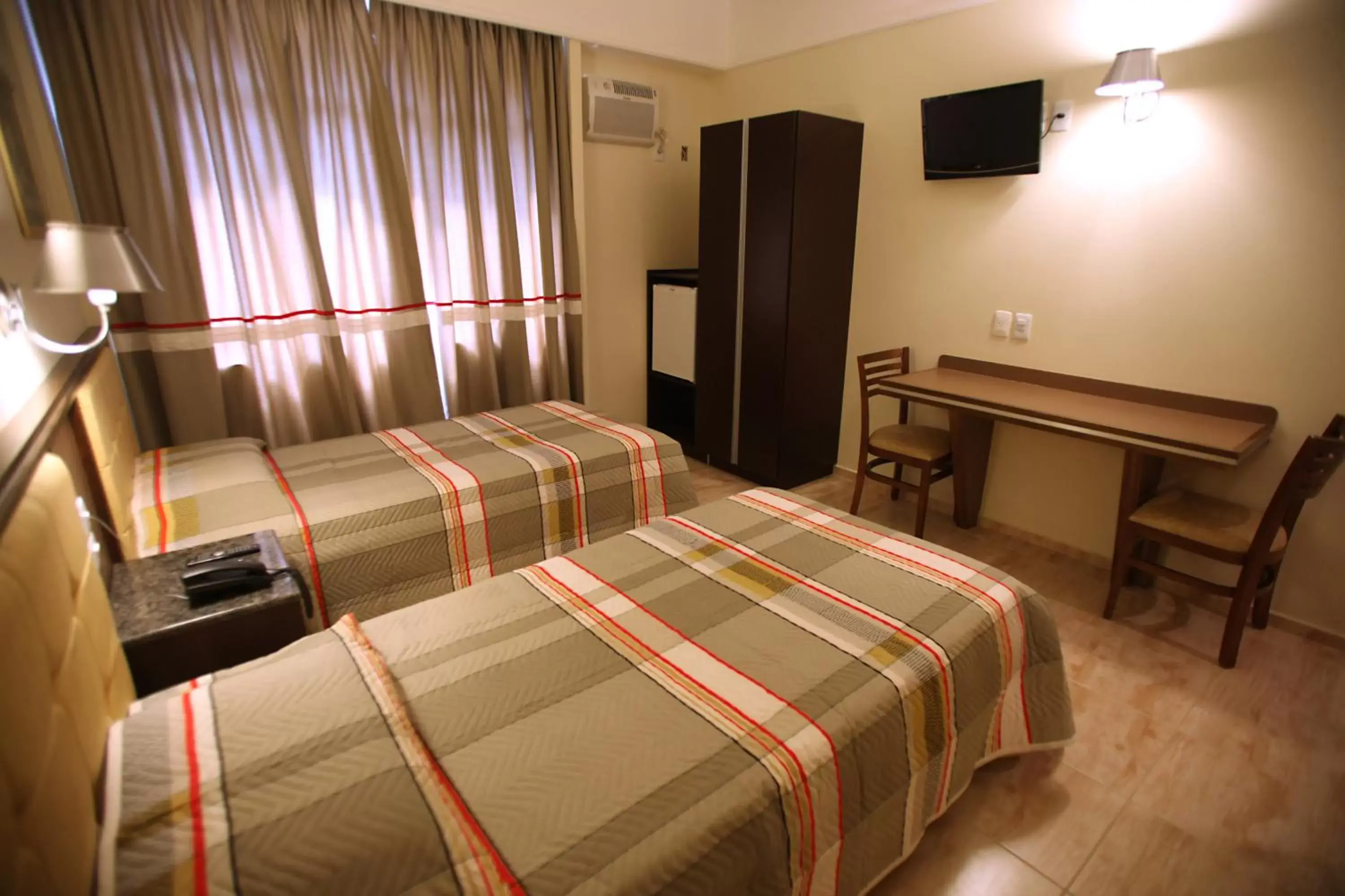 Photo of the whole room, Bed in Soneca Plaza Hotel