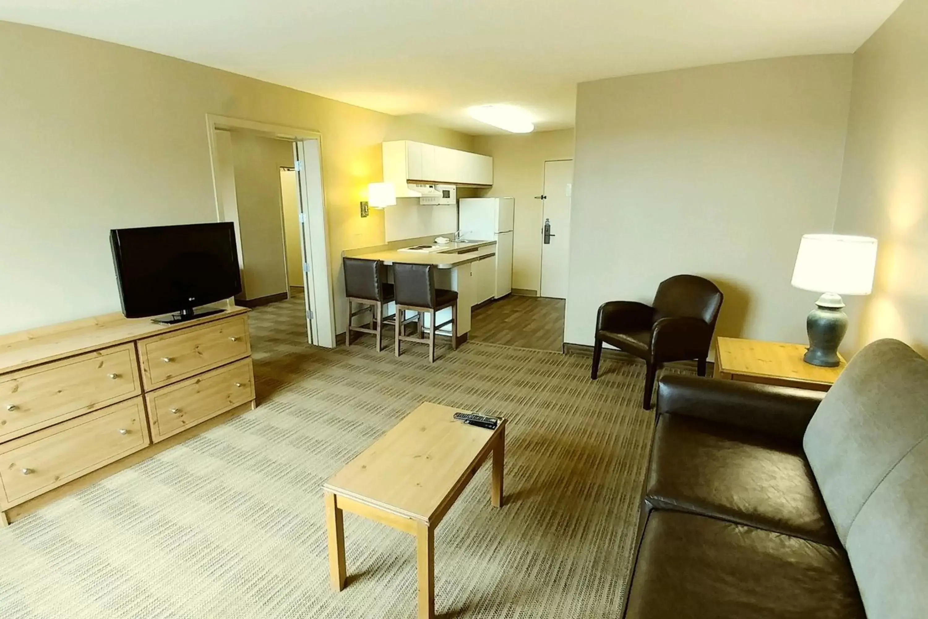 Kitchen or kitchenette, Seating Area in Extended Stay America Suites - Cleveland - Airport - North Olmsted