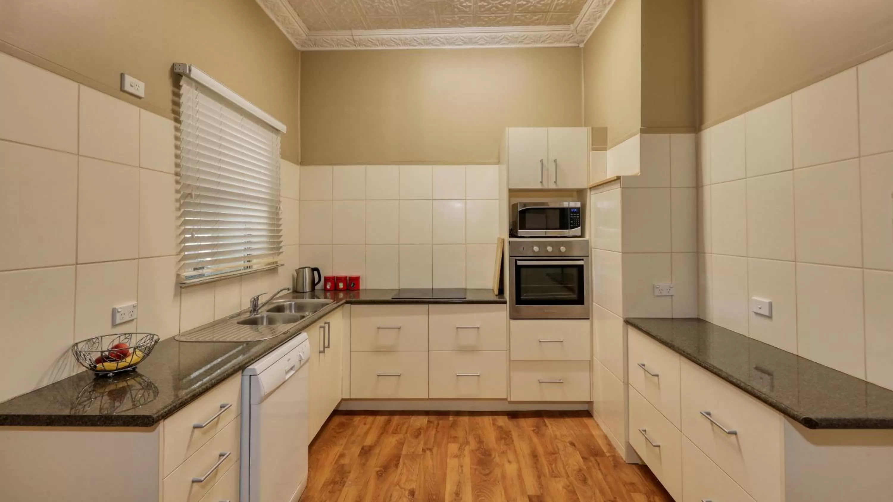 kitchen in Canowindra Riverview Motel