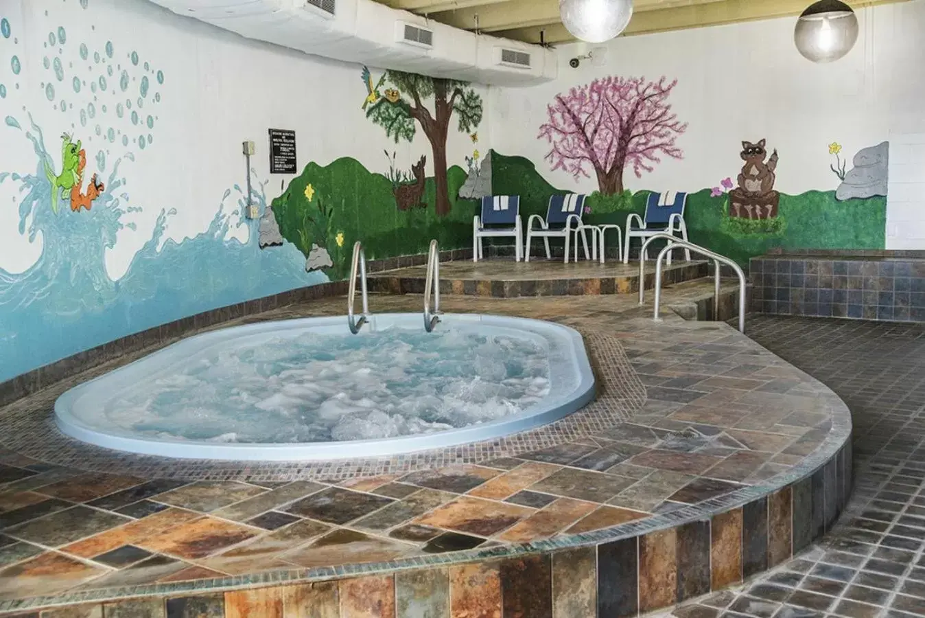 Hot Tub, Swimming Pool in Potawatomi Inn & Cabins