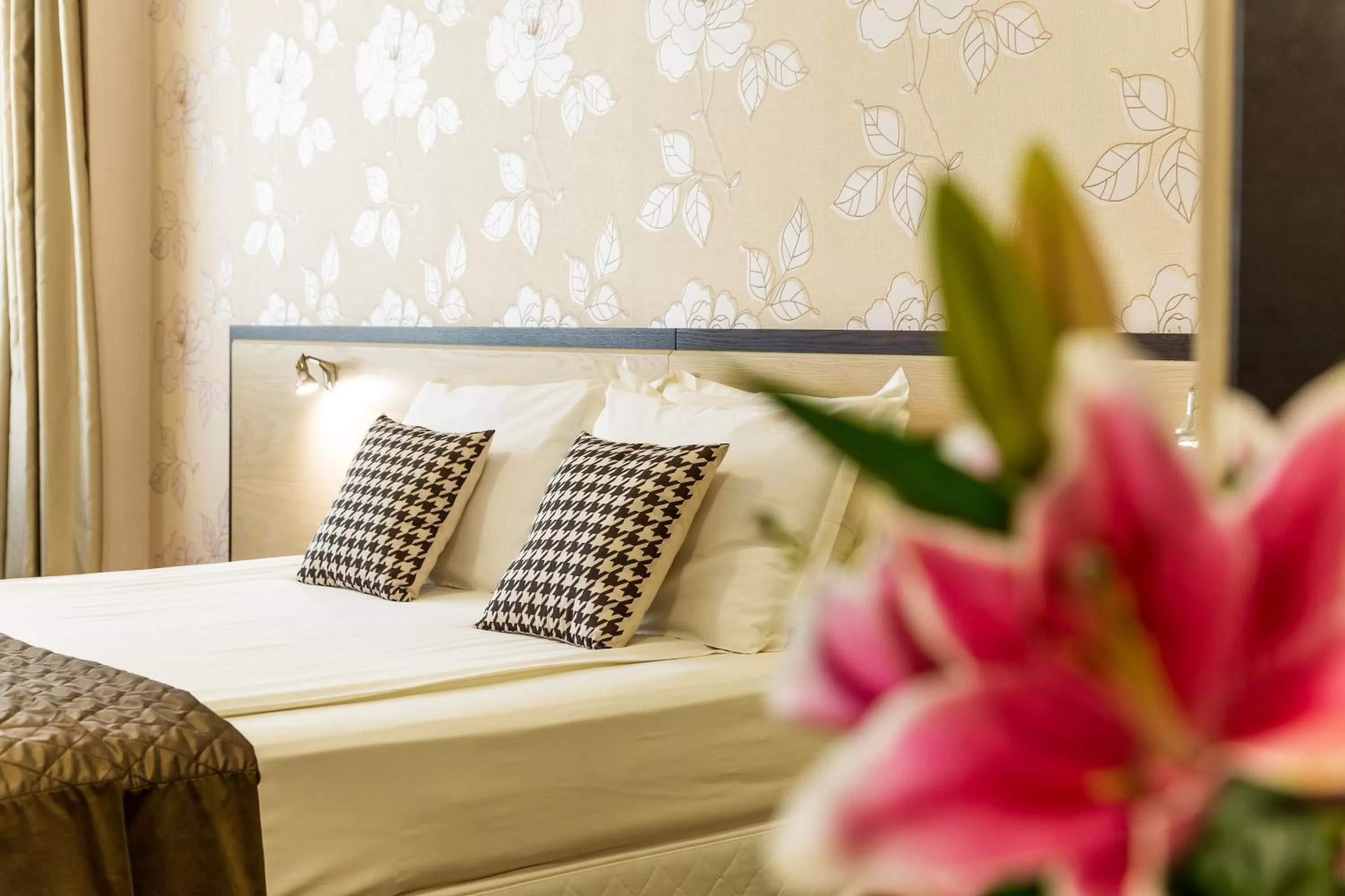 Bed in City Avenue Hotel by HMG-Free Parking-Free Wi-Fi