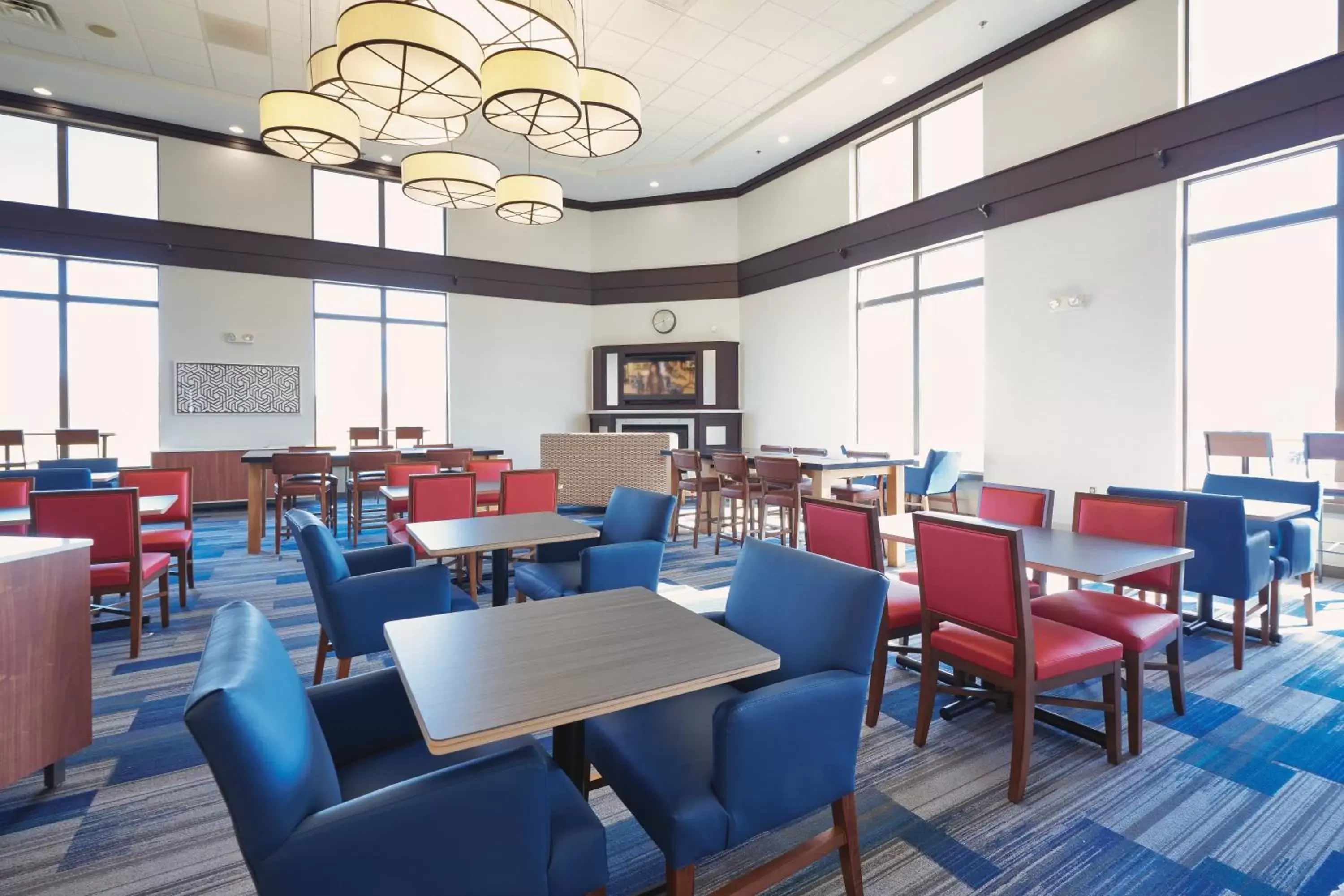 Property building, Restaurant/Places to Eat in Holiday Inn Express Hotel and Suites Akron South-Airport Area, an IHG Hotel