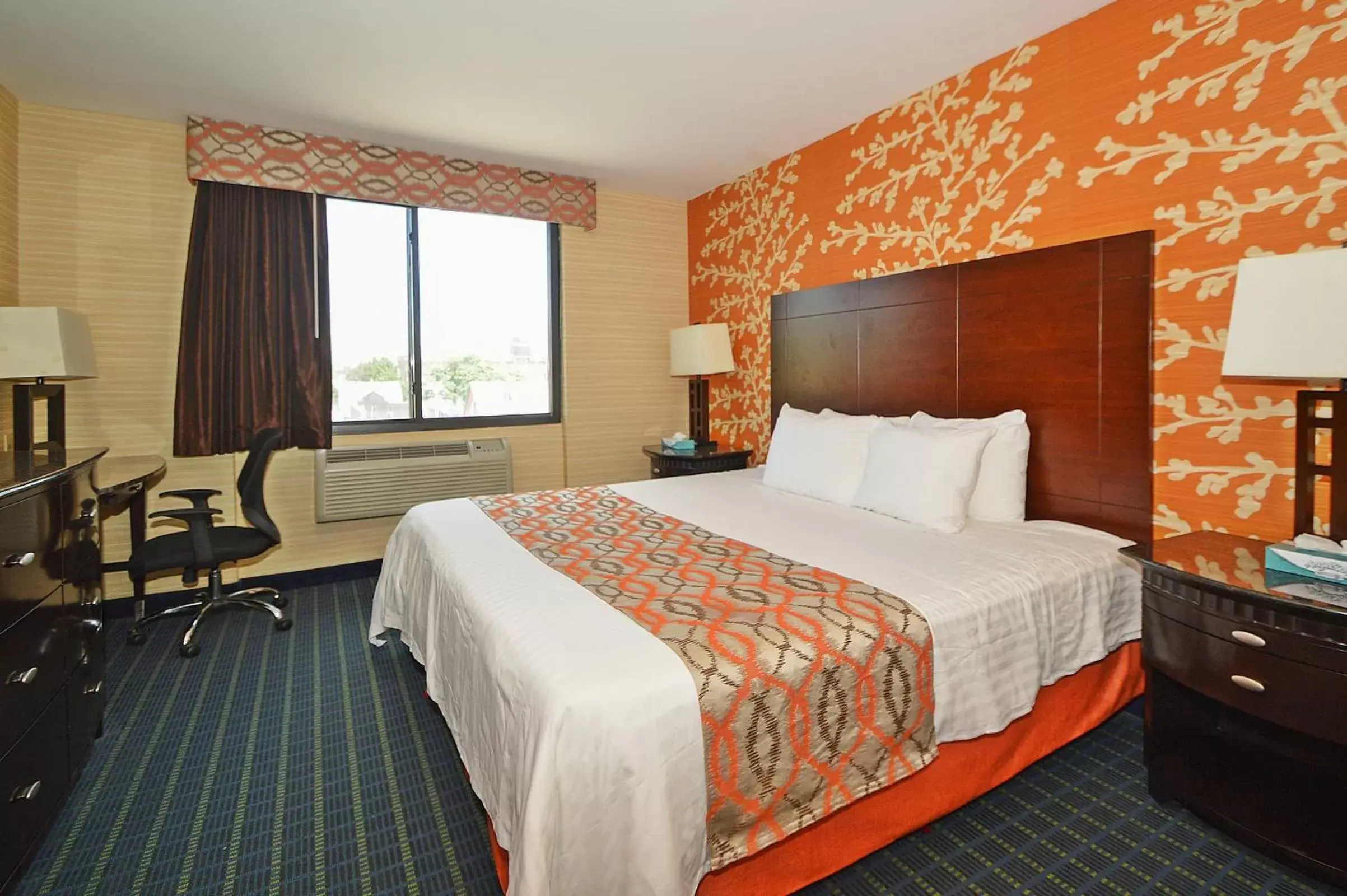 Bed in Corona Hotel New York - LaGuardia Airport