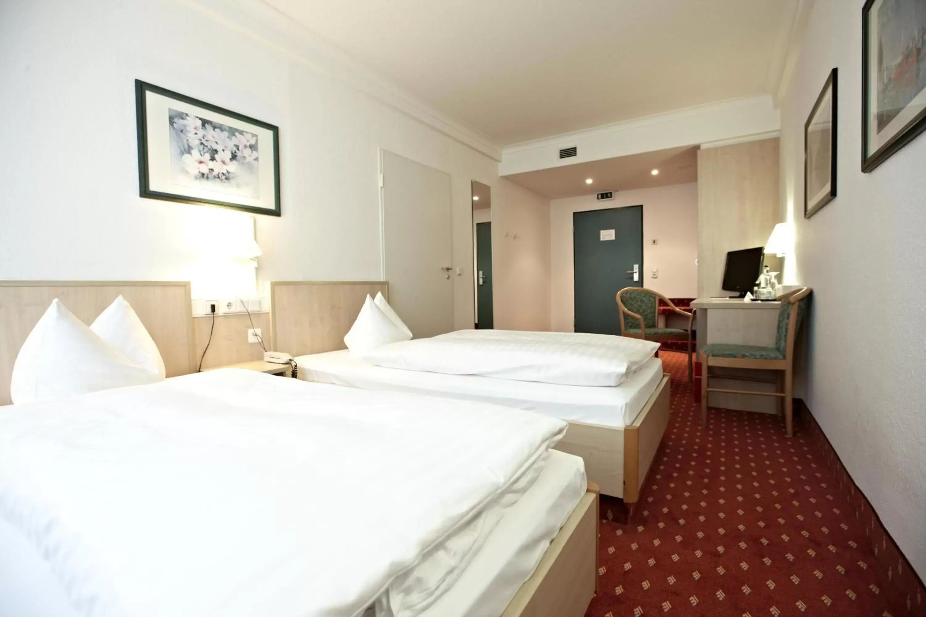 Photo of the whole room, Bed in IntercityHotel Schwerin
