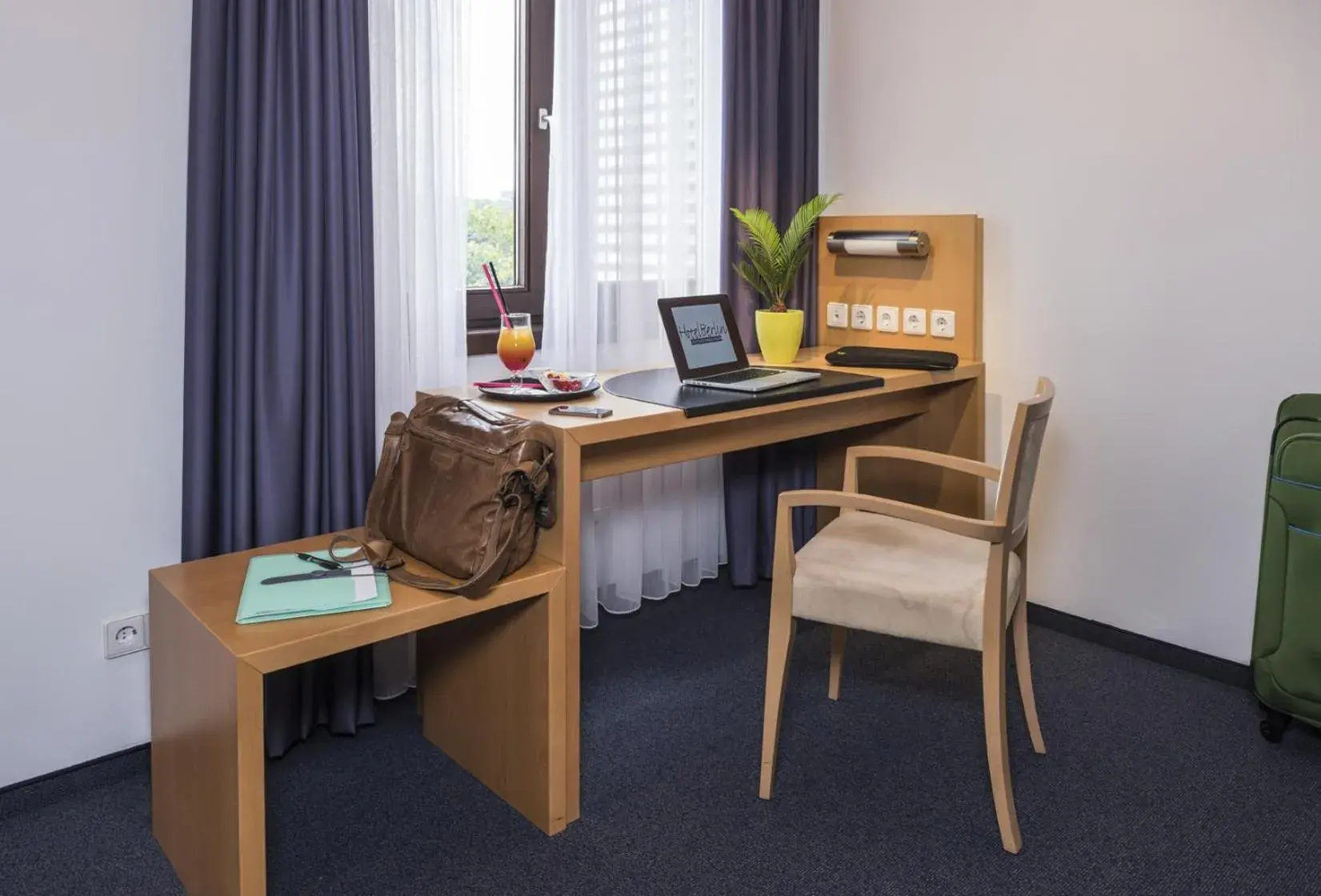 Seating area, TV/Entertainment Center in Hotel Berlin