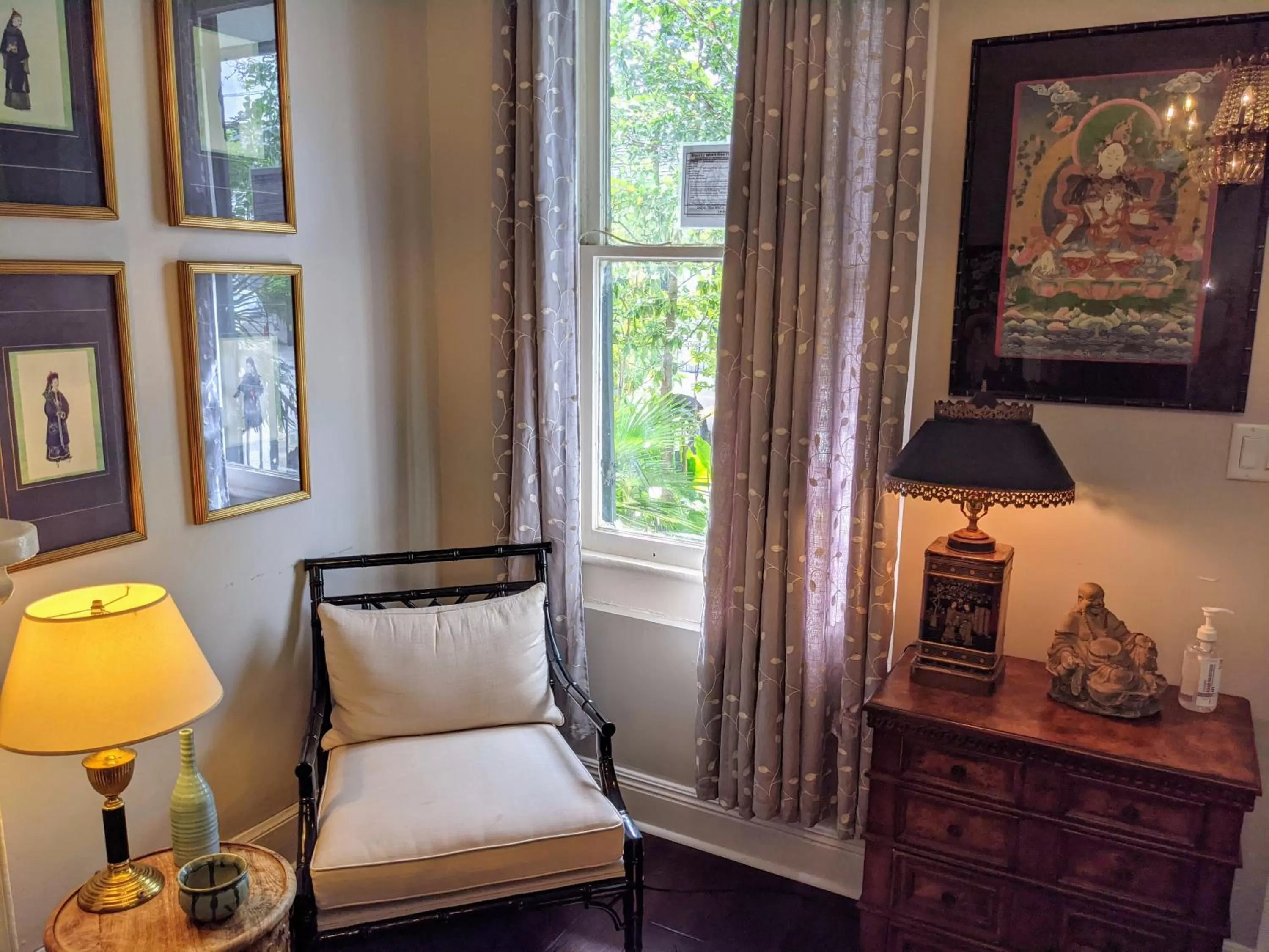 Communal lounge/ TV room in Balcony Guest House