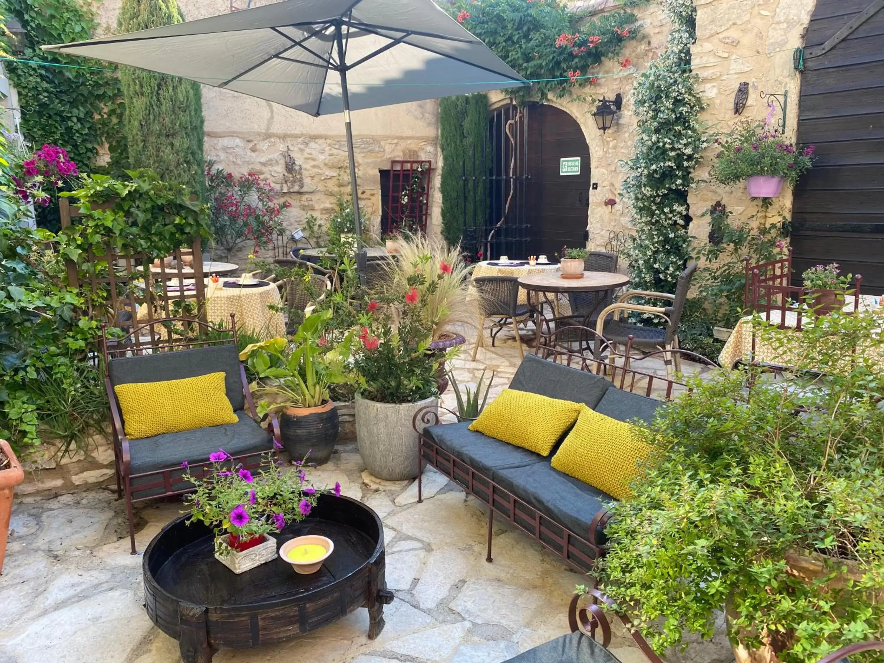 Patio in Hotel Le Saint Laurent