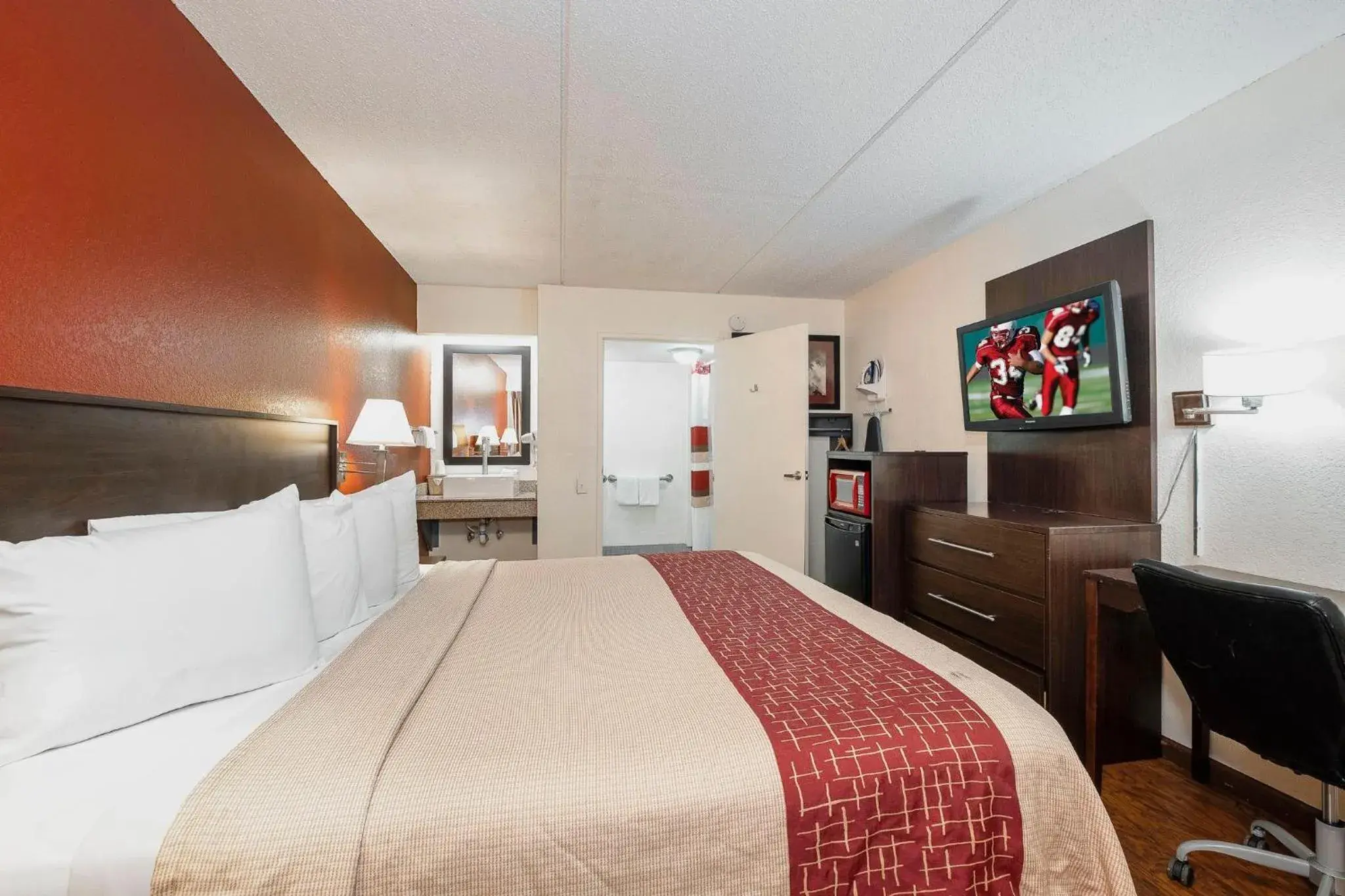 Photo of the whole room, Bed in Red Roof Inn Jackson North – Ridgeland