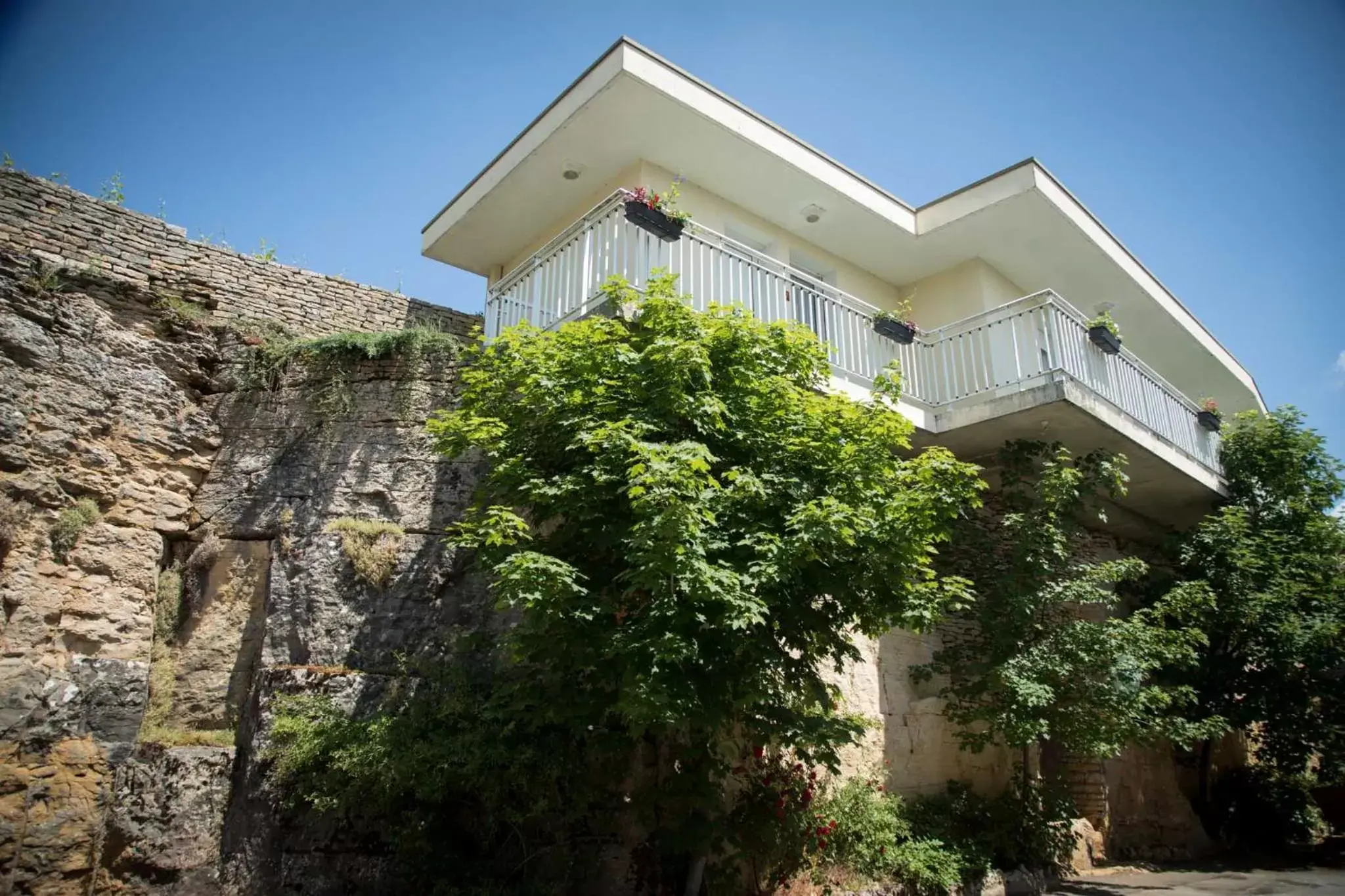 Balcony/Terrace, Property Building in Hôtel Les Hauts de Meursault