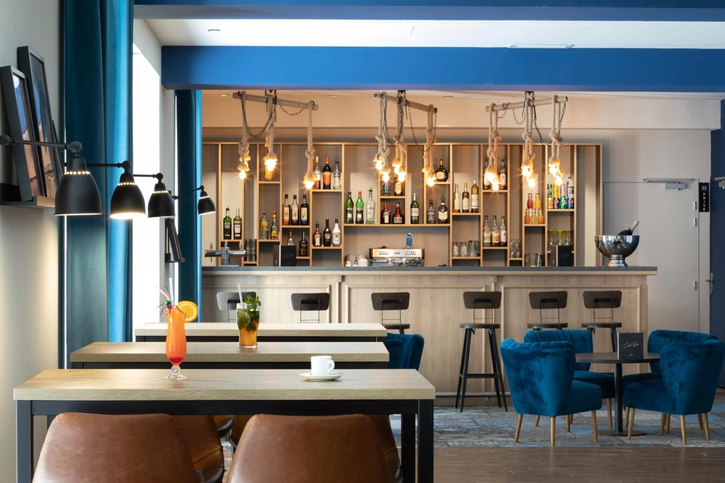 Lounge or bar in SOWELL HOTELS Les Chevaliers