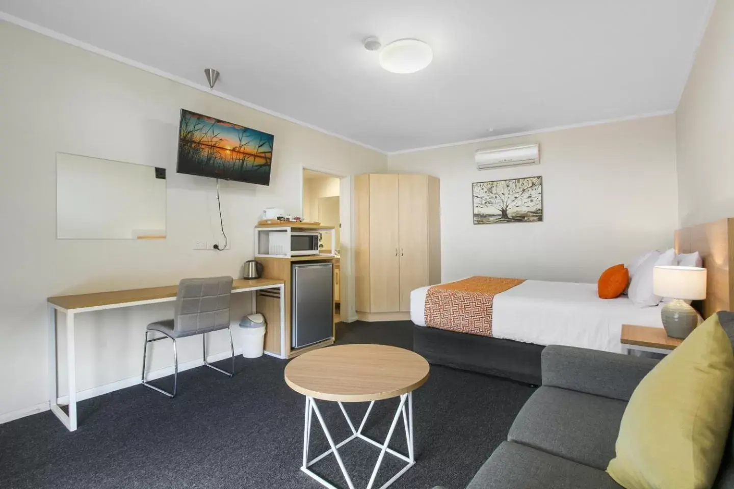 Photo of the whole room in Comfort Inn & Suites Lakes Entrance