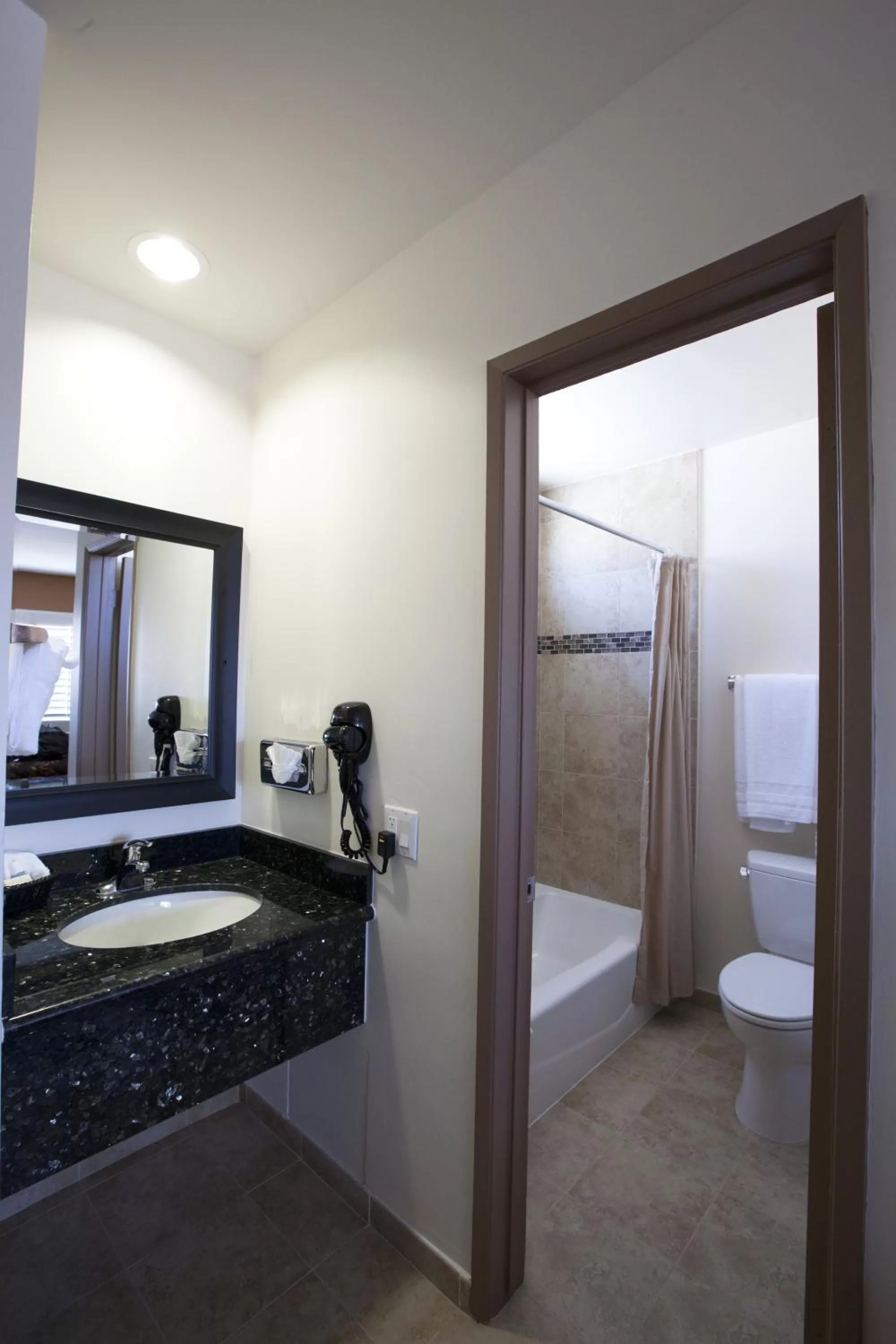Bathroom, Bed in Dunes Inn - Sunset