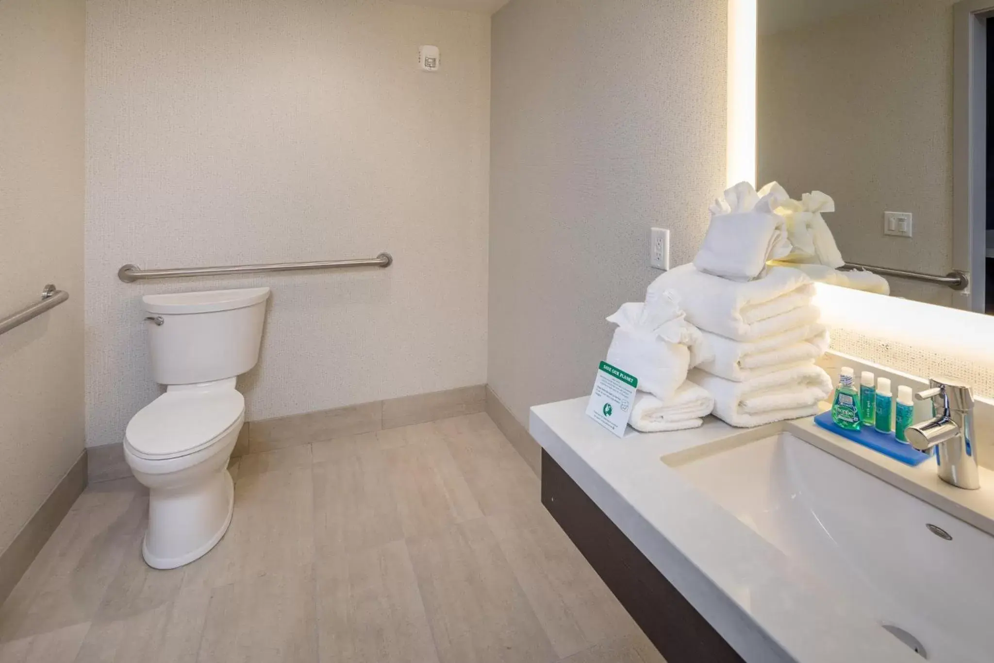 Photo of the whole room, Bathroom in Holiday Inn Express - Sunnyvale - Silicon Valley, an IHG Hotel