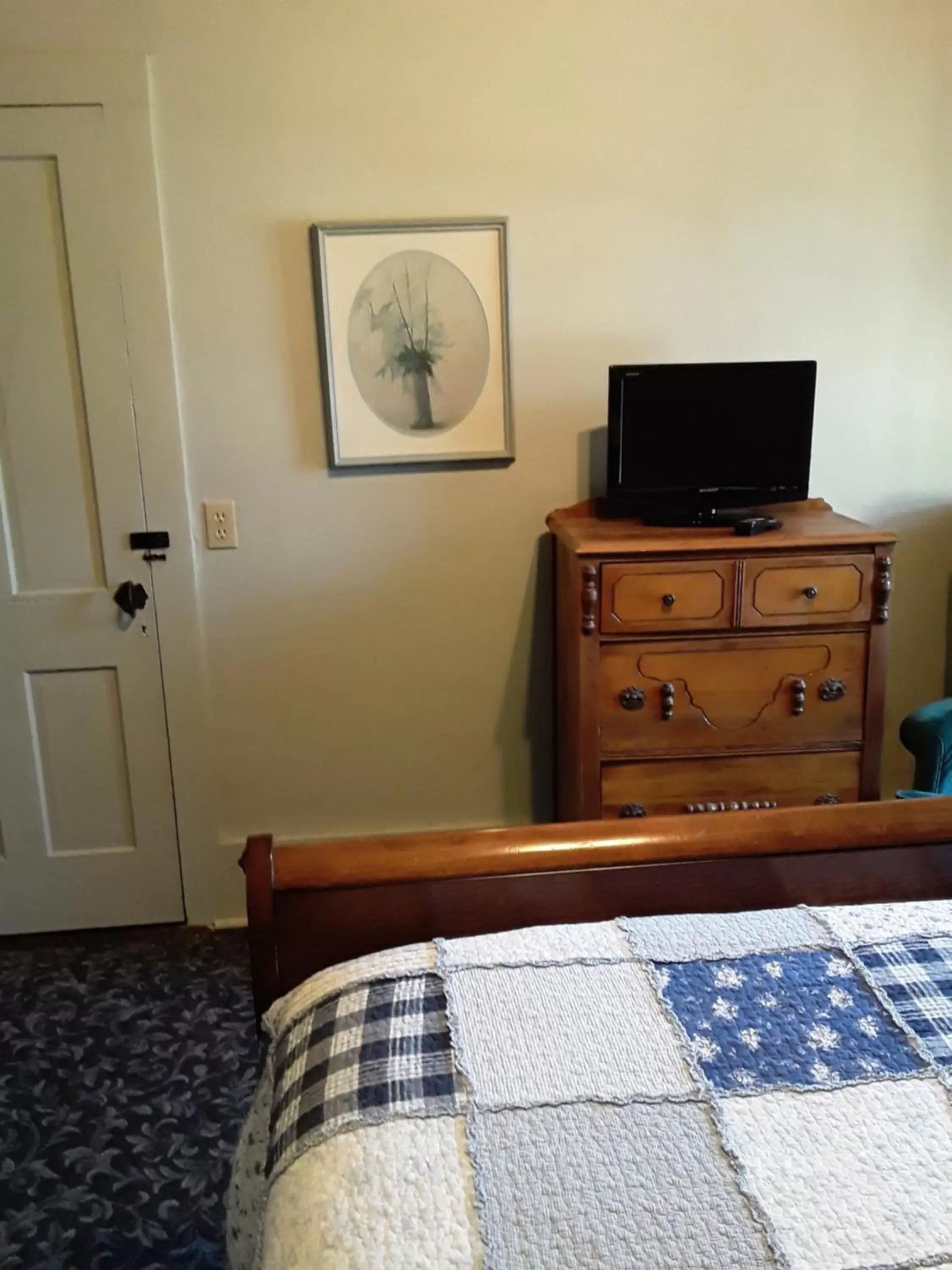 TV and multimedia, TV/Entertainment Center in Hall Place B&B