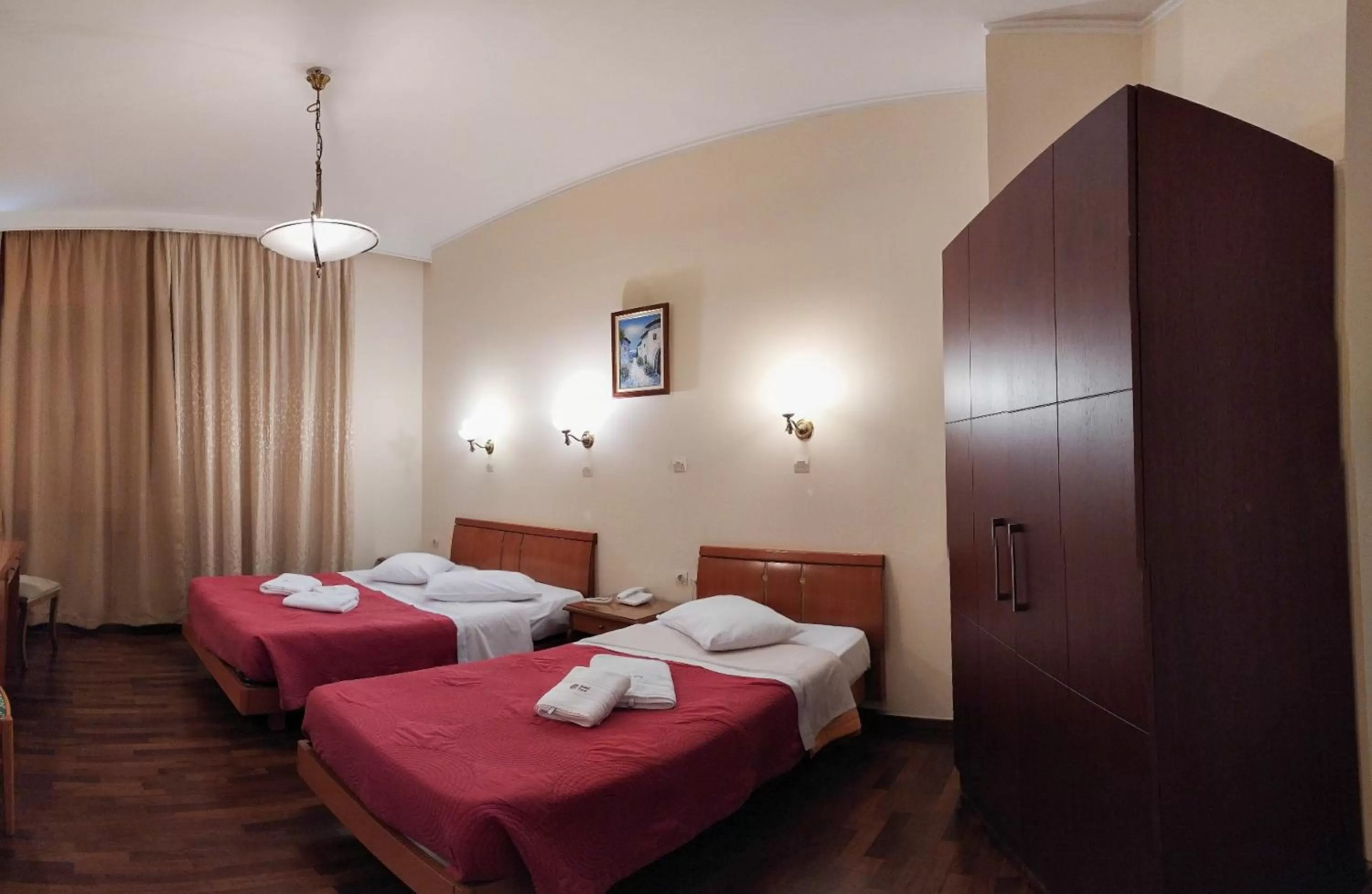 Photo of the whole room, Bed in Cecil Hotel