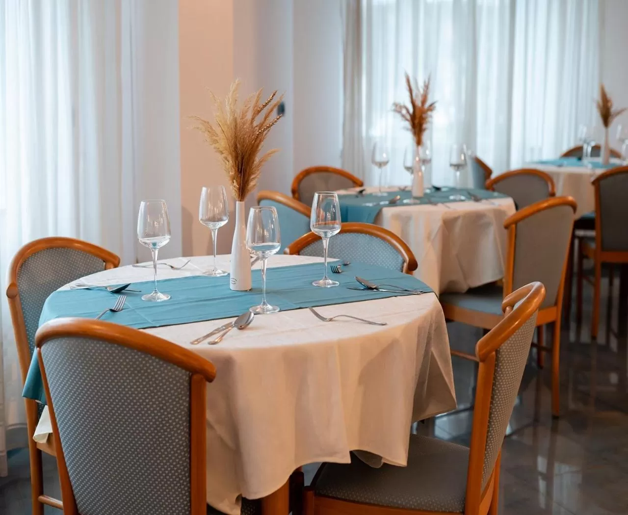 Restaurant/places to eat in Hotel Excelsior By TimHotels